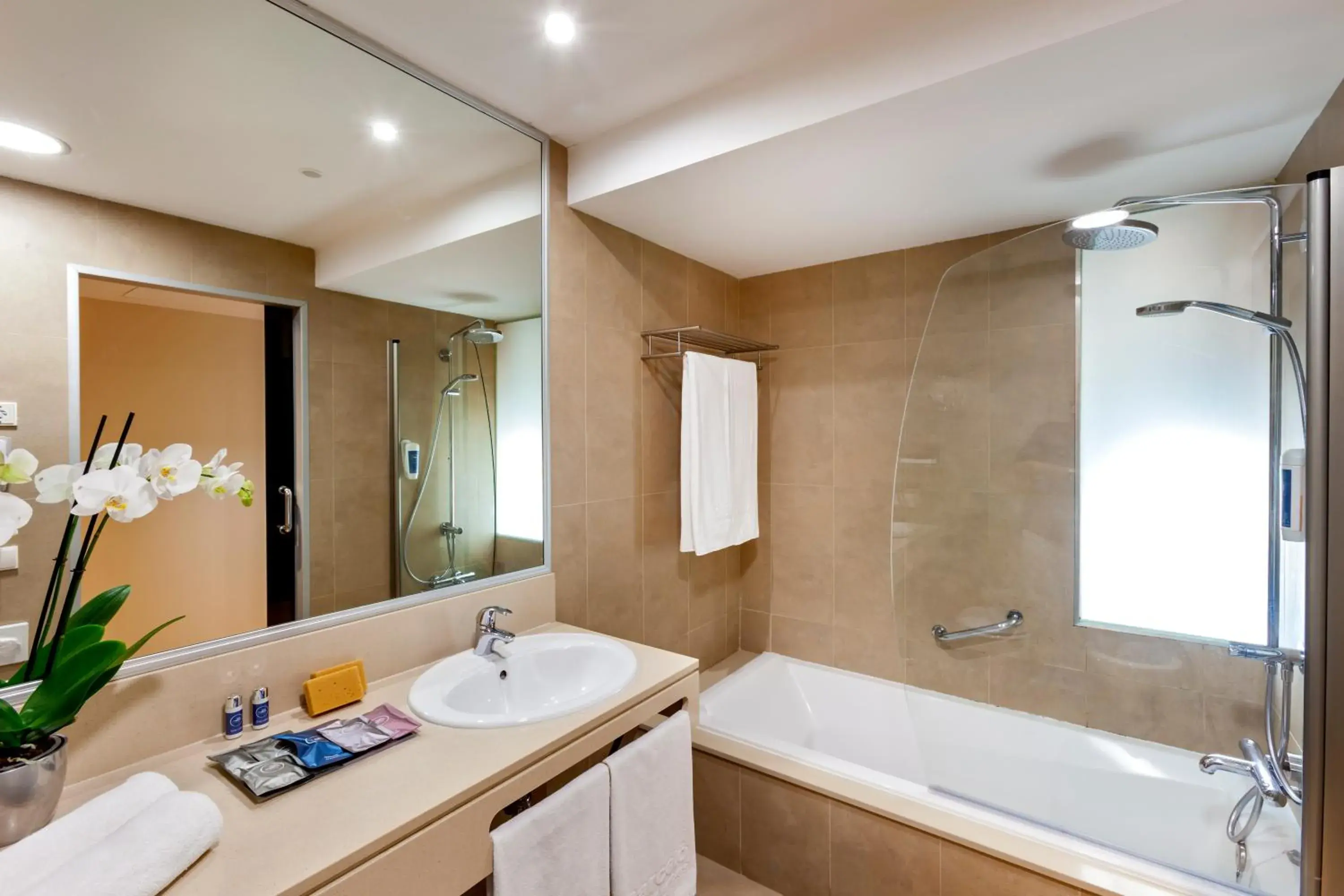 Bathroom in Occidental Cádiz Bathroom in Occidental Cádiz