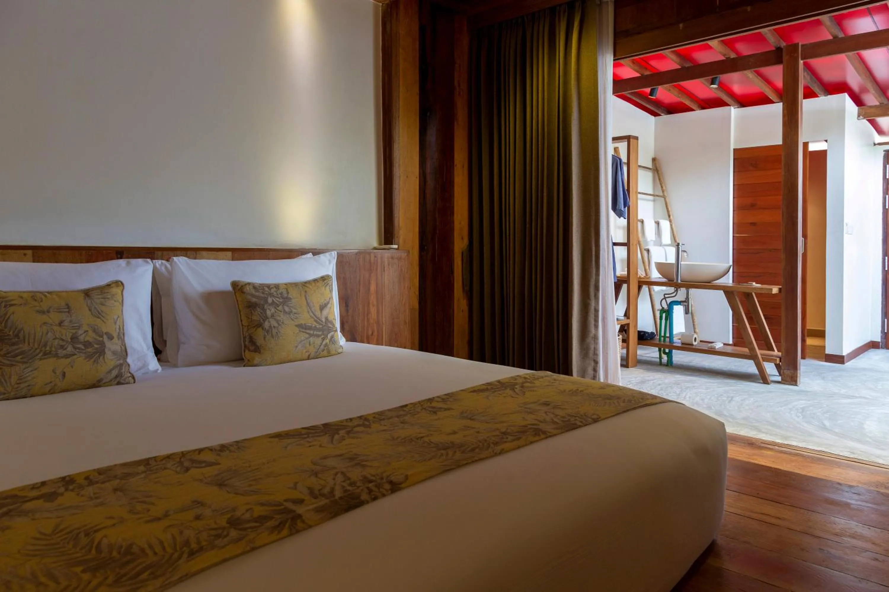 Bed in ISLAND CENTER POINT