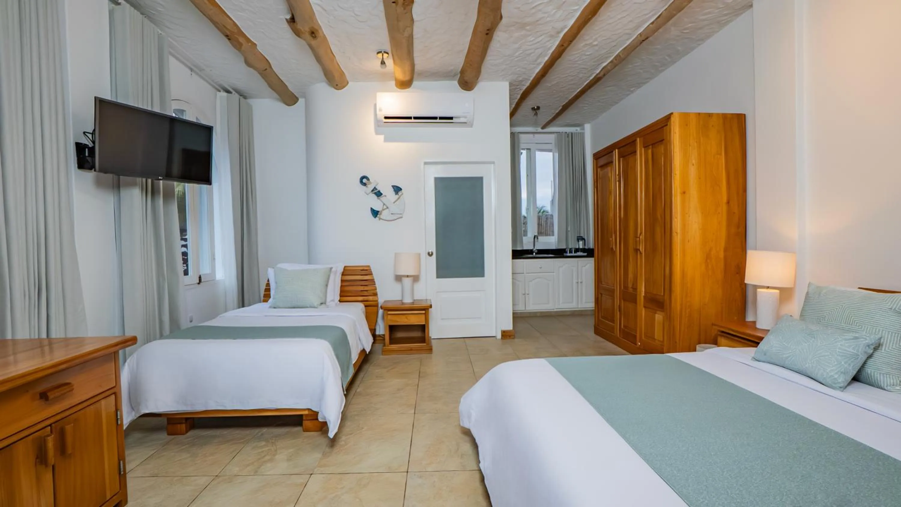 Photo of the whole room, Bed in Hotel Angermeyer Waterfront Inn