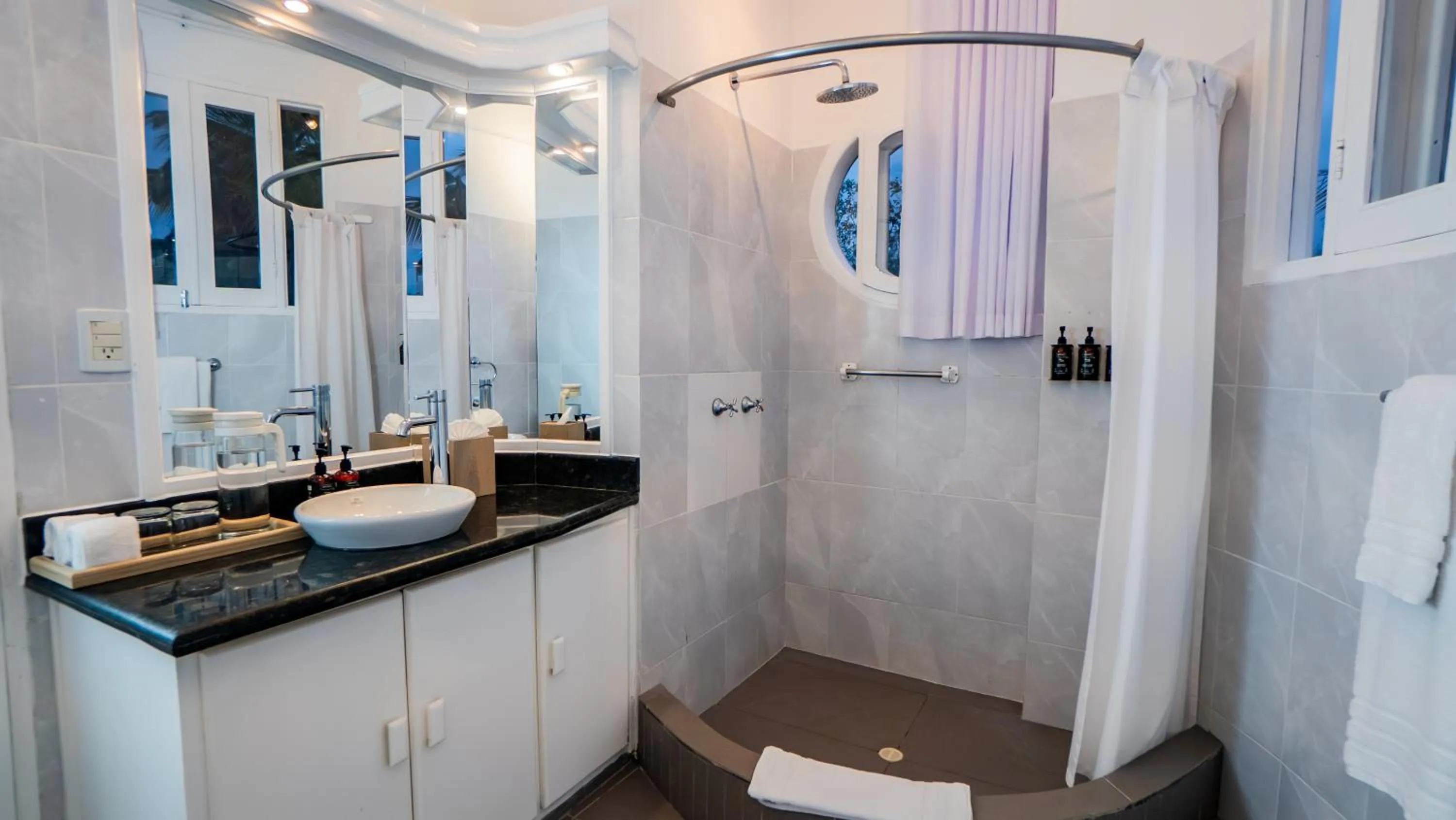 Bathroom in Hotel Angermeyer Waterfront Inn