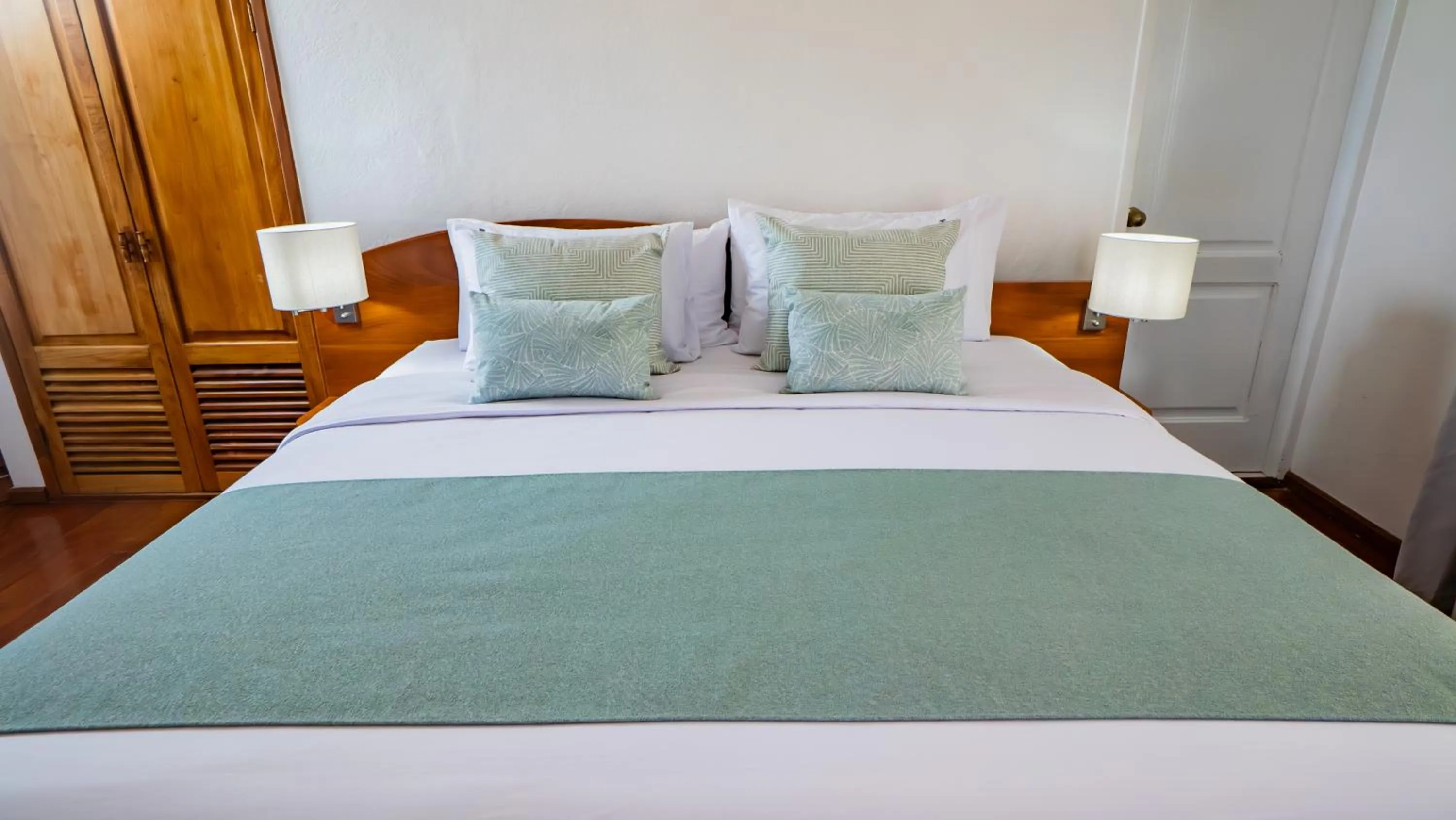 Bed in Hotel Angermeyer Waterfront Inn