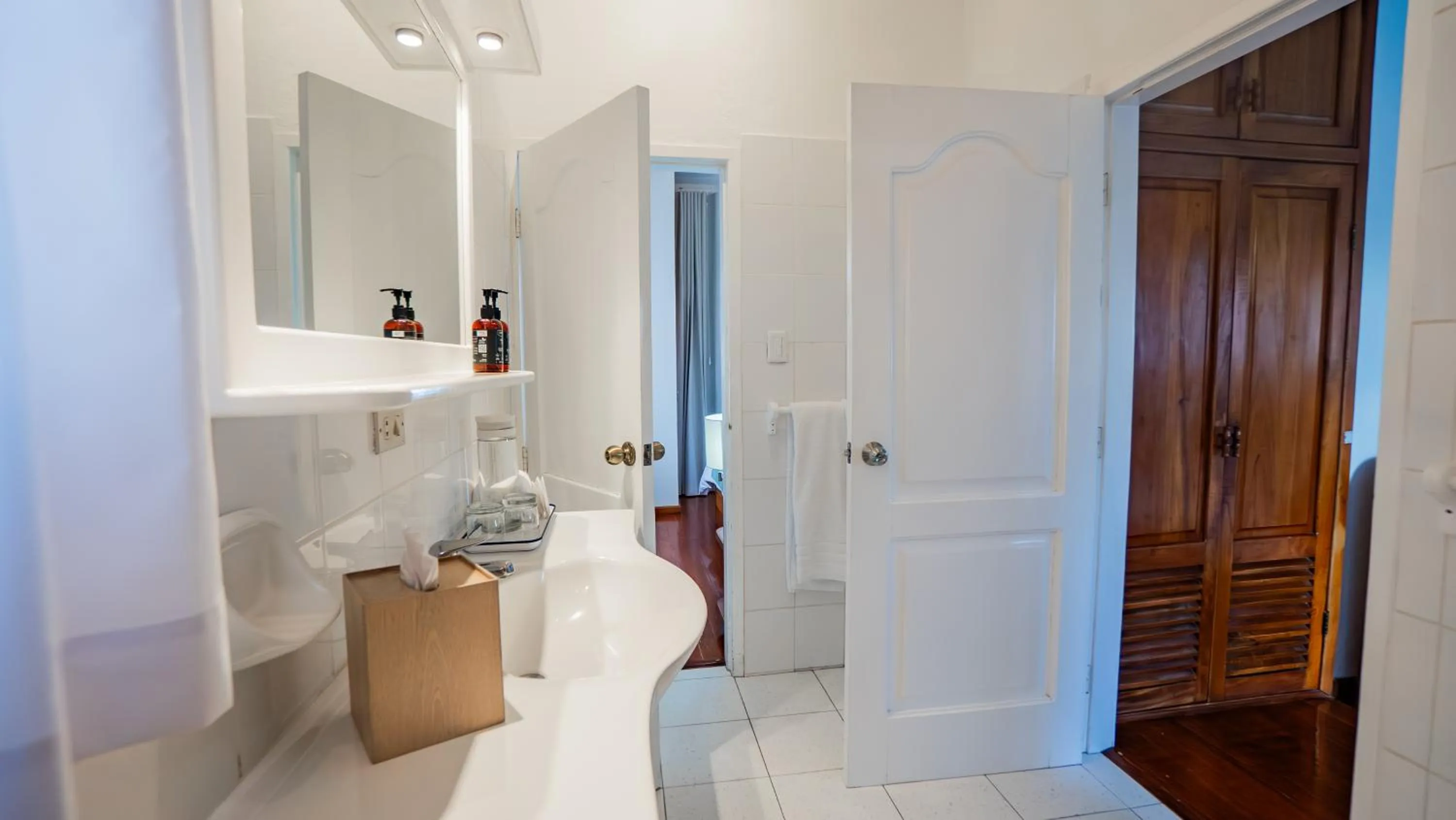 Bathroom in Hotel Angermeyer Waterfront Inn