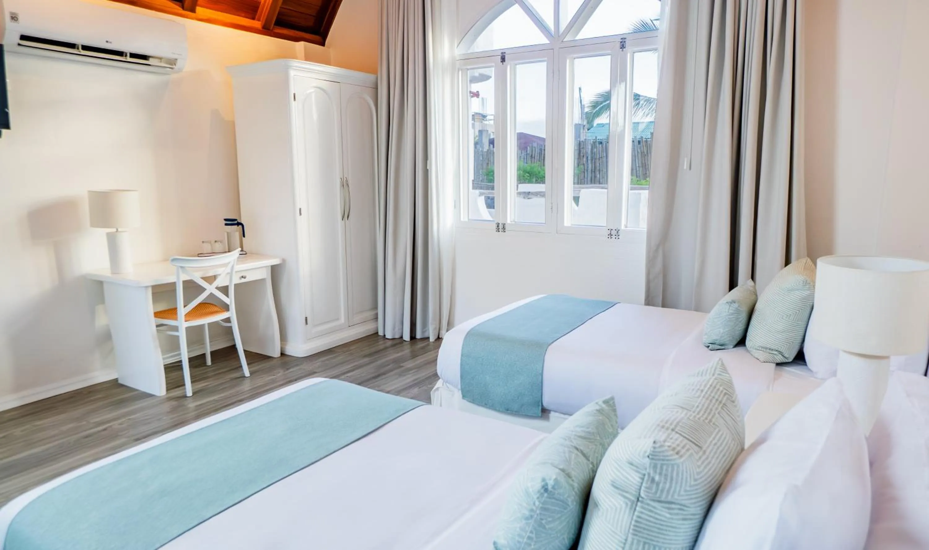 Bed in Hotel Angermeyer Waterfront Inn