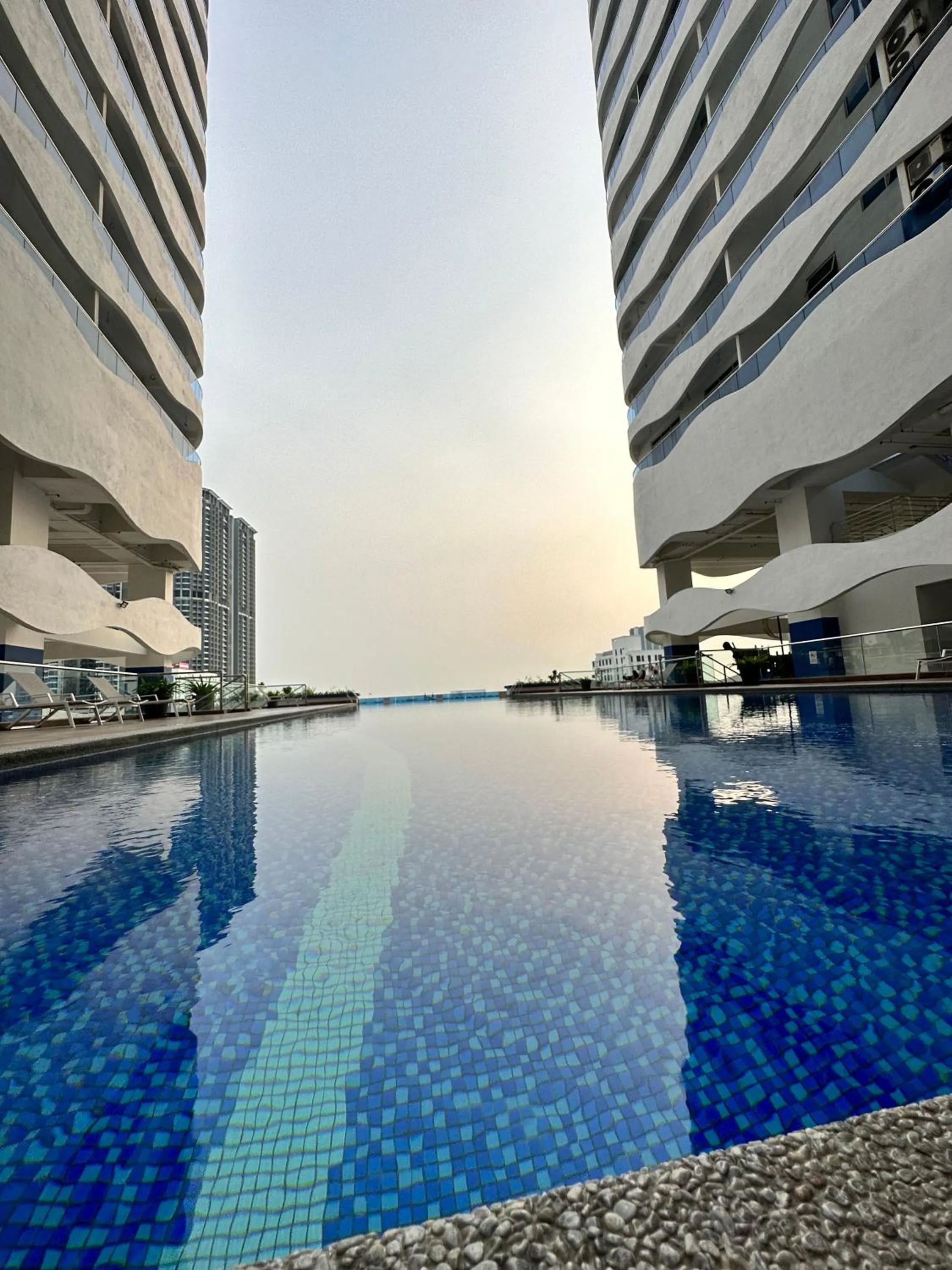 Swimming pool in Penthouse Melaka by BeWiseley