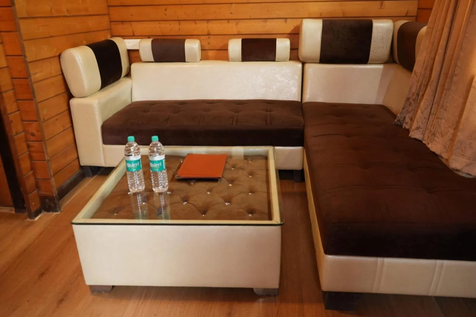 Living room, Bed in Namanbagh