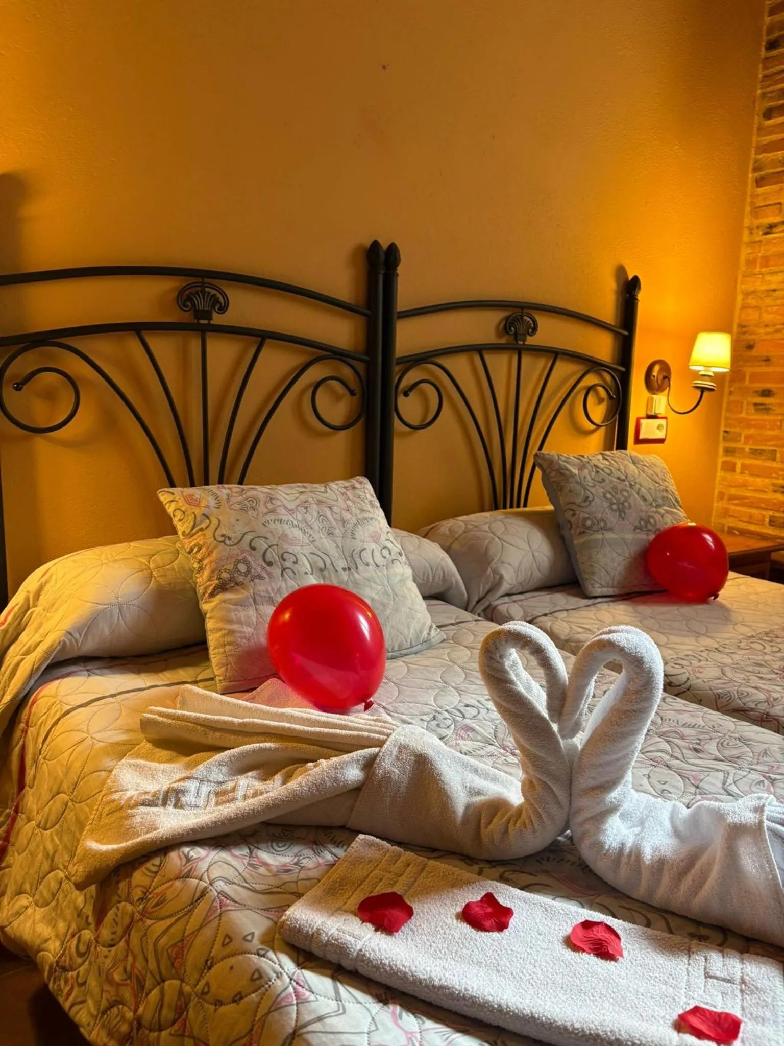 Decorative detail, Bed in Hostal meson del rey