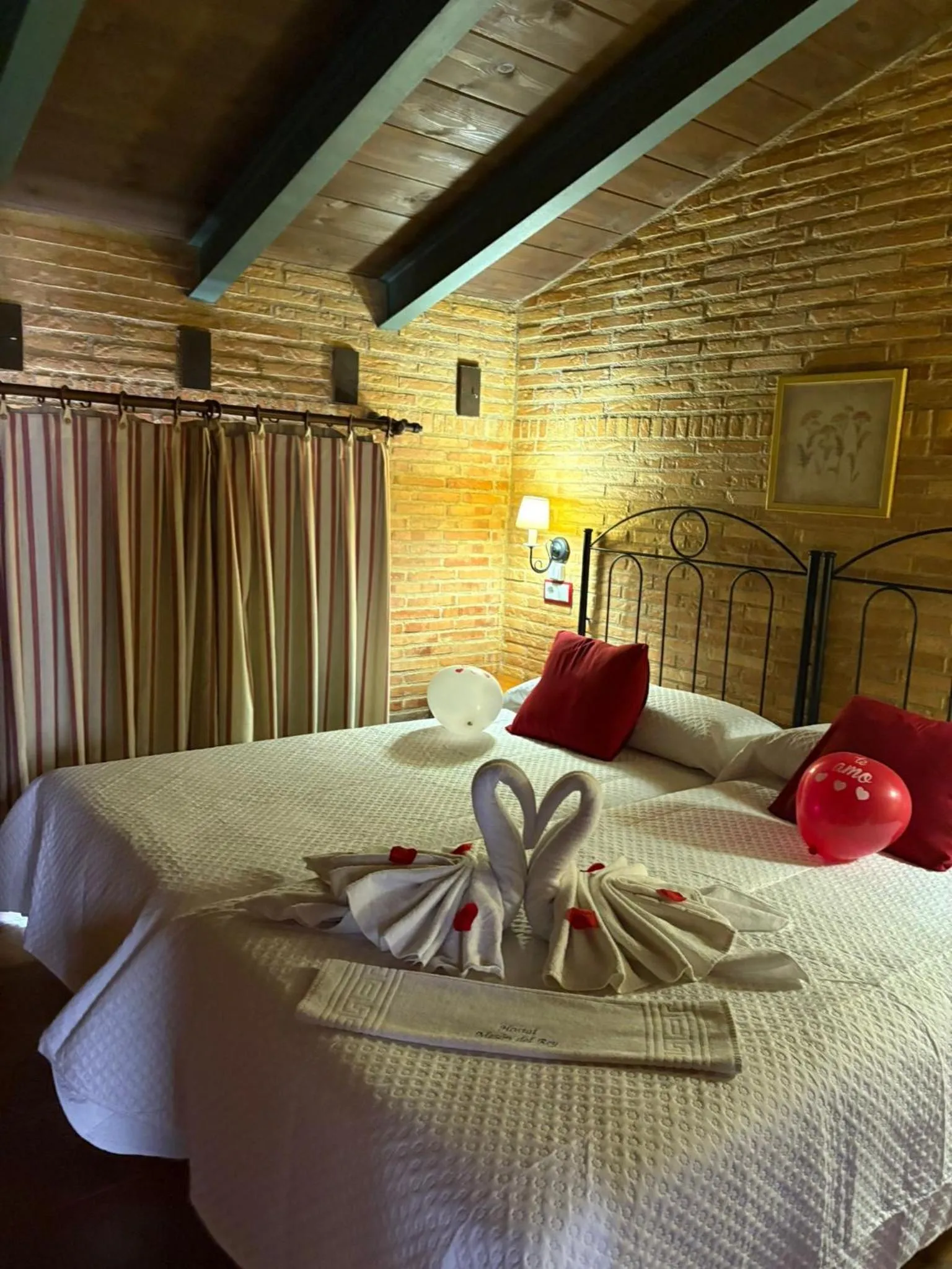 Decorative detail, Bed in Hostal meson del rey