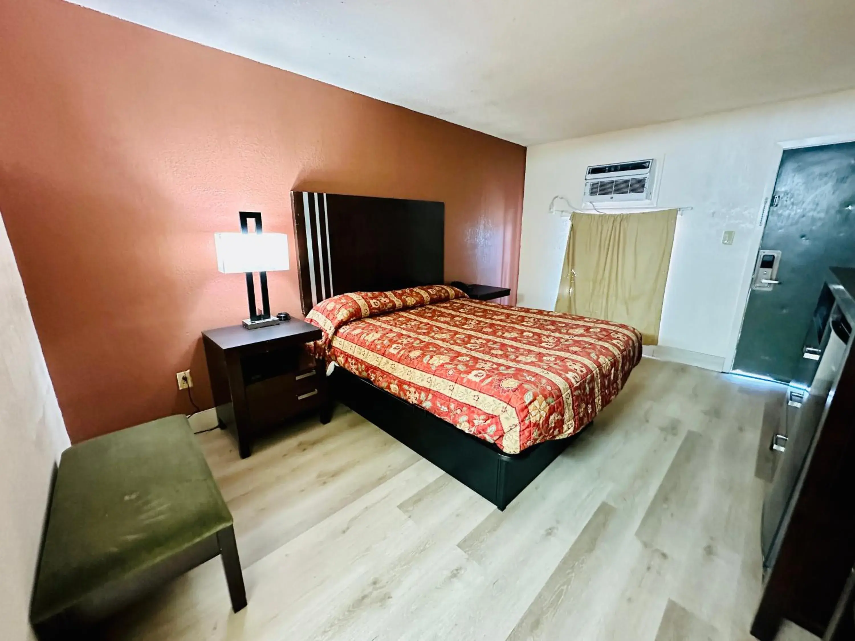 Standard Queen Room in Economy Inn Standard Queen Room in Economy Inn