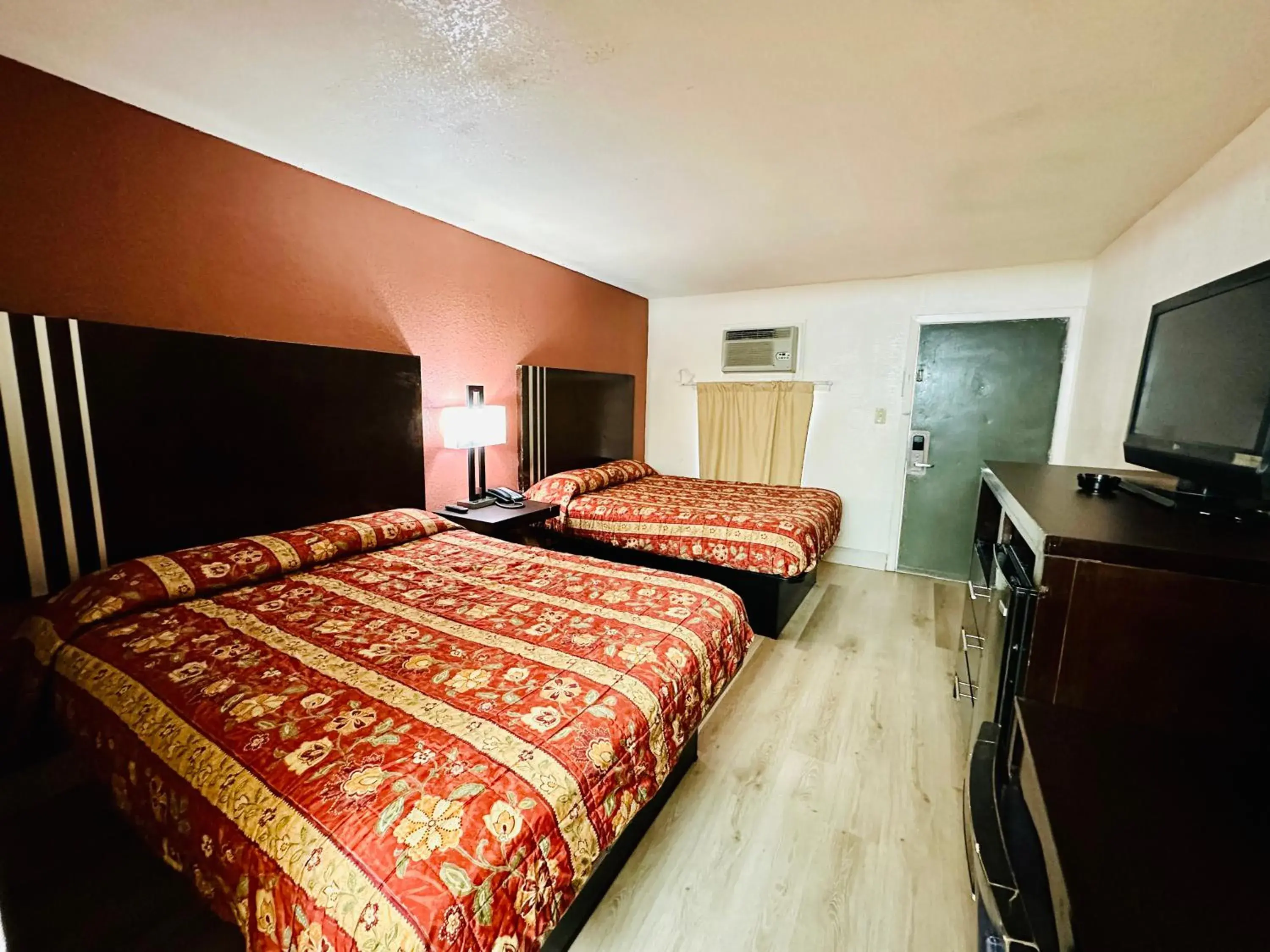 Standard Double Room - single occupancy in Economy Inn Standard Double Room - single occupancy in Economy Inn