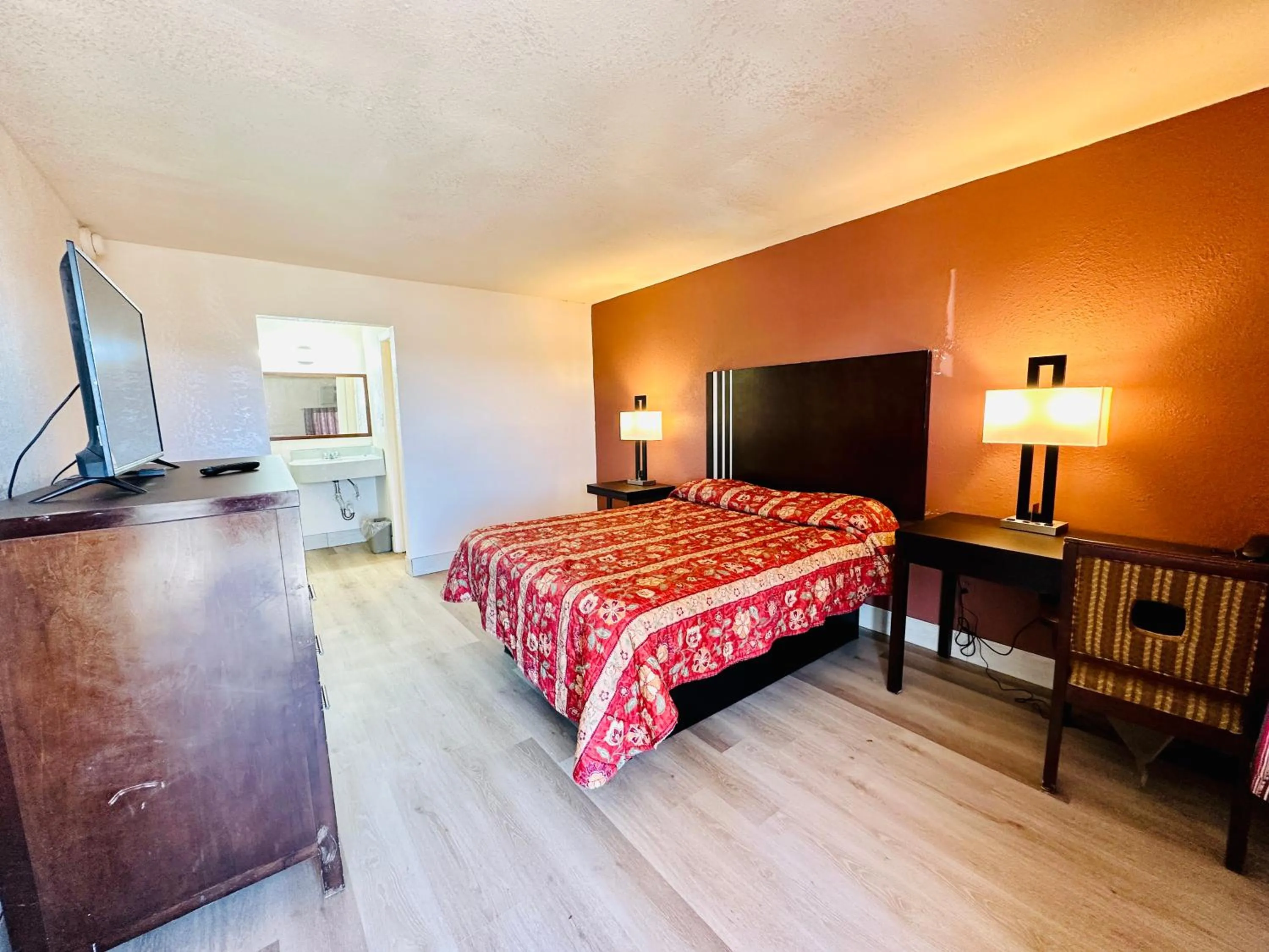 Photo of the whole room, Bed in Economy Inn