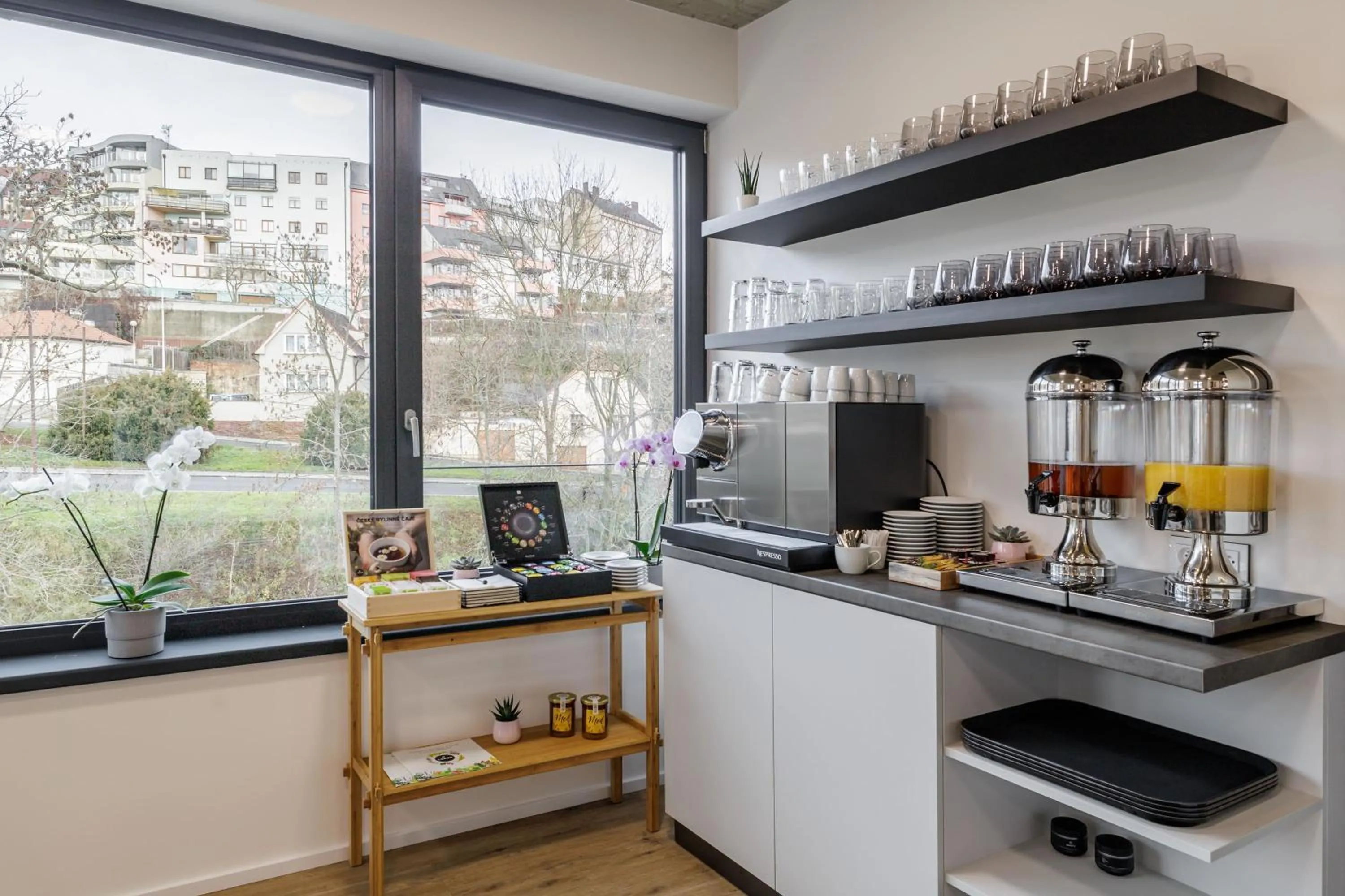 Coffee/tea facilities in Aparthotel Na Klenici