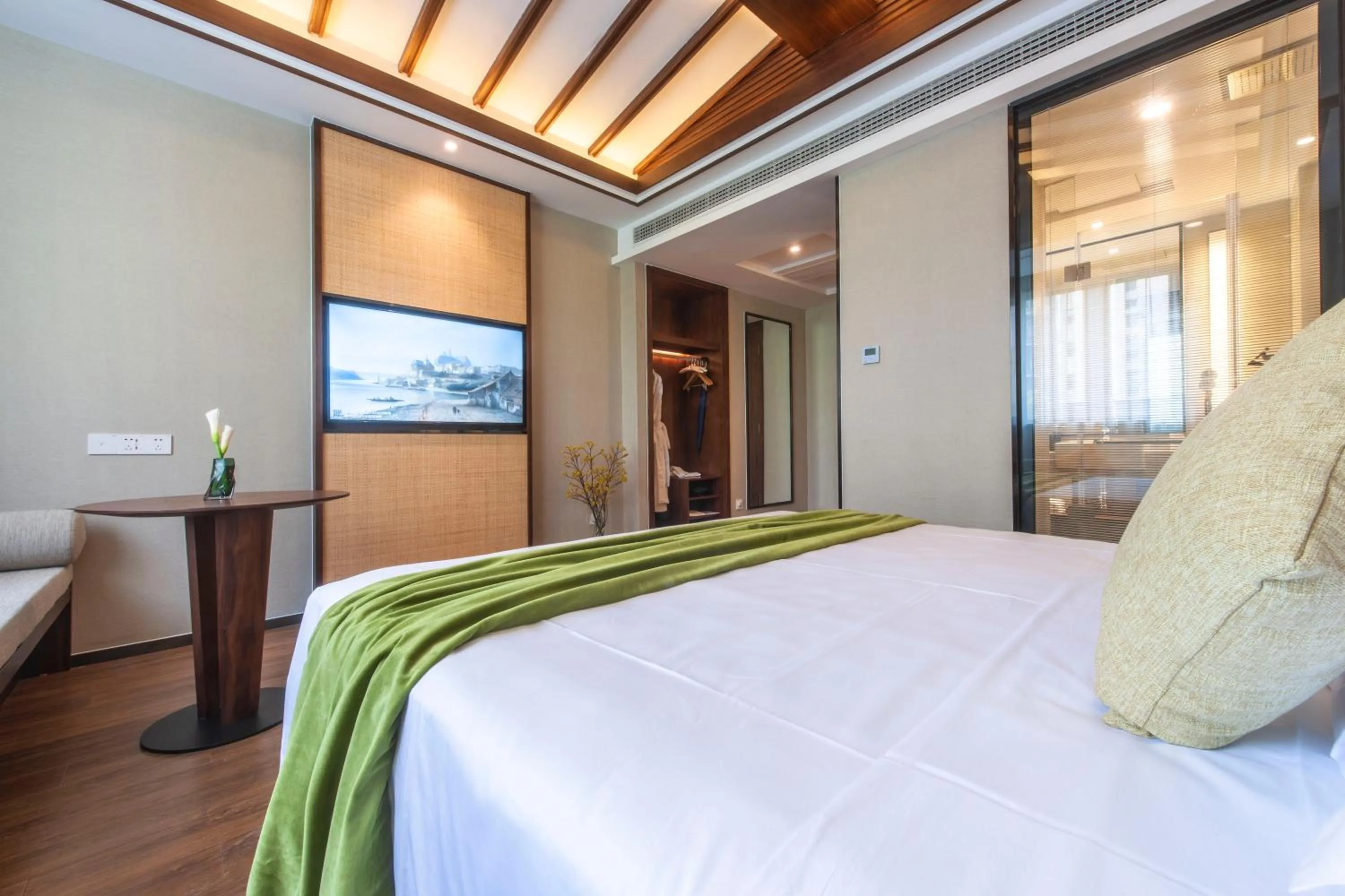 Photo of the whole room, Bed in SSAW Boutique Hotel Shanghai Huangpu River