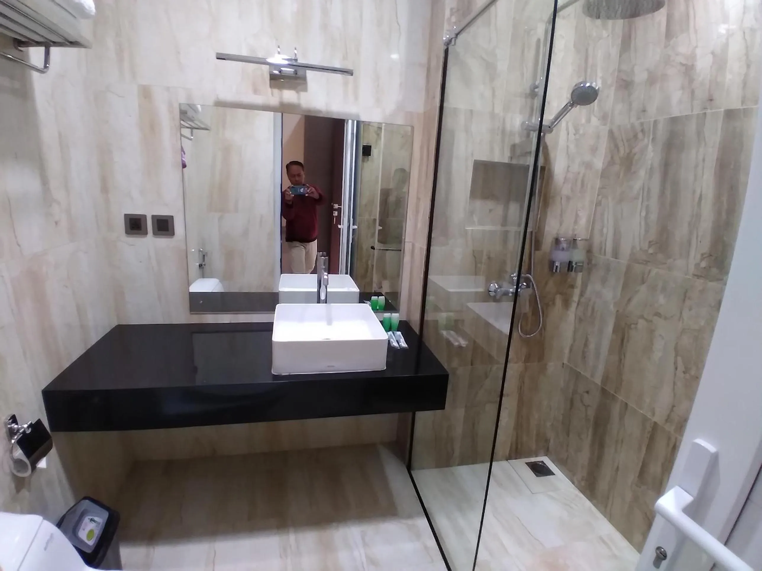 Shower in PURNAMA BALIGE HOTEL