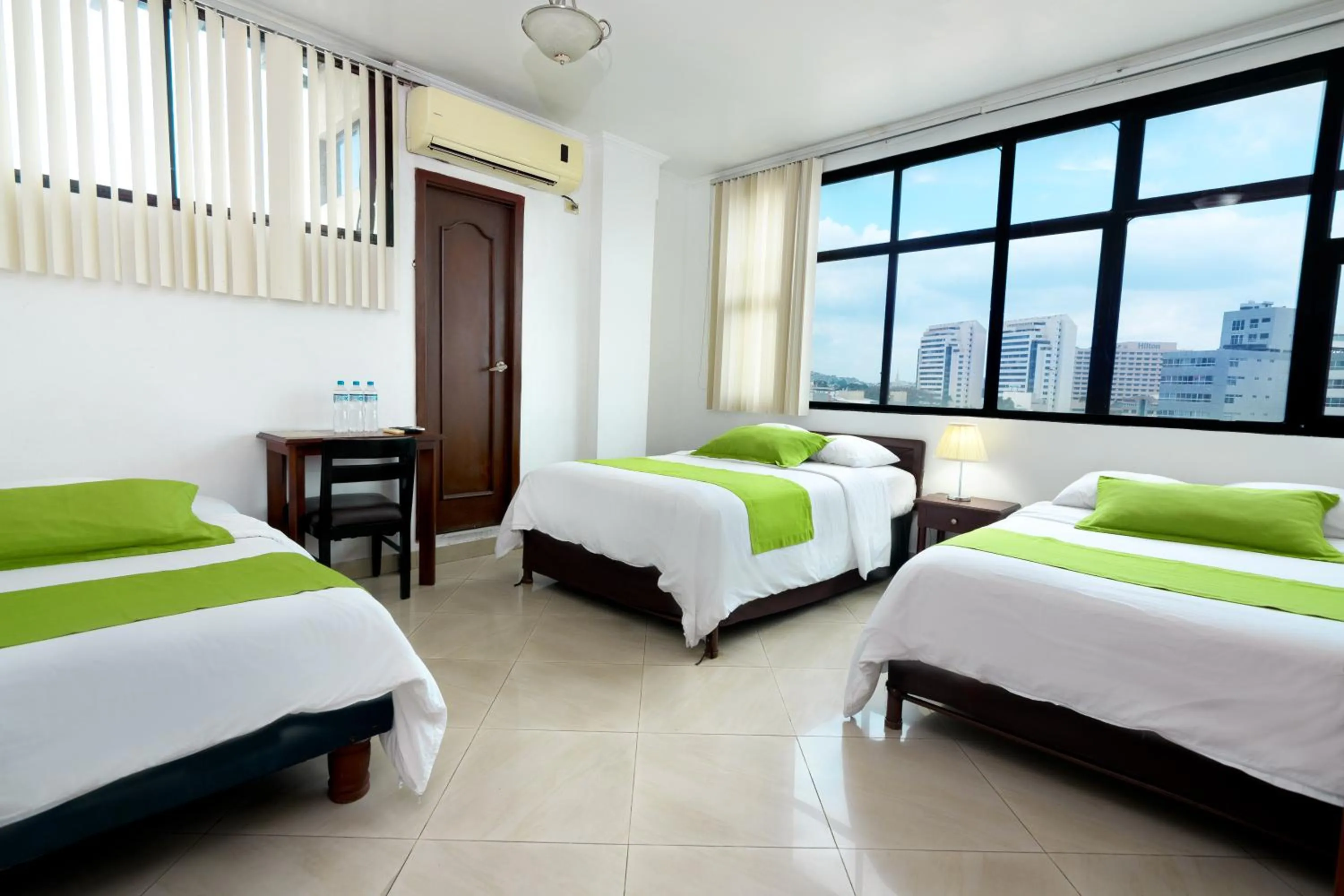 Bed in Hotel Castell - Cerca Del Aeropuerto