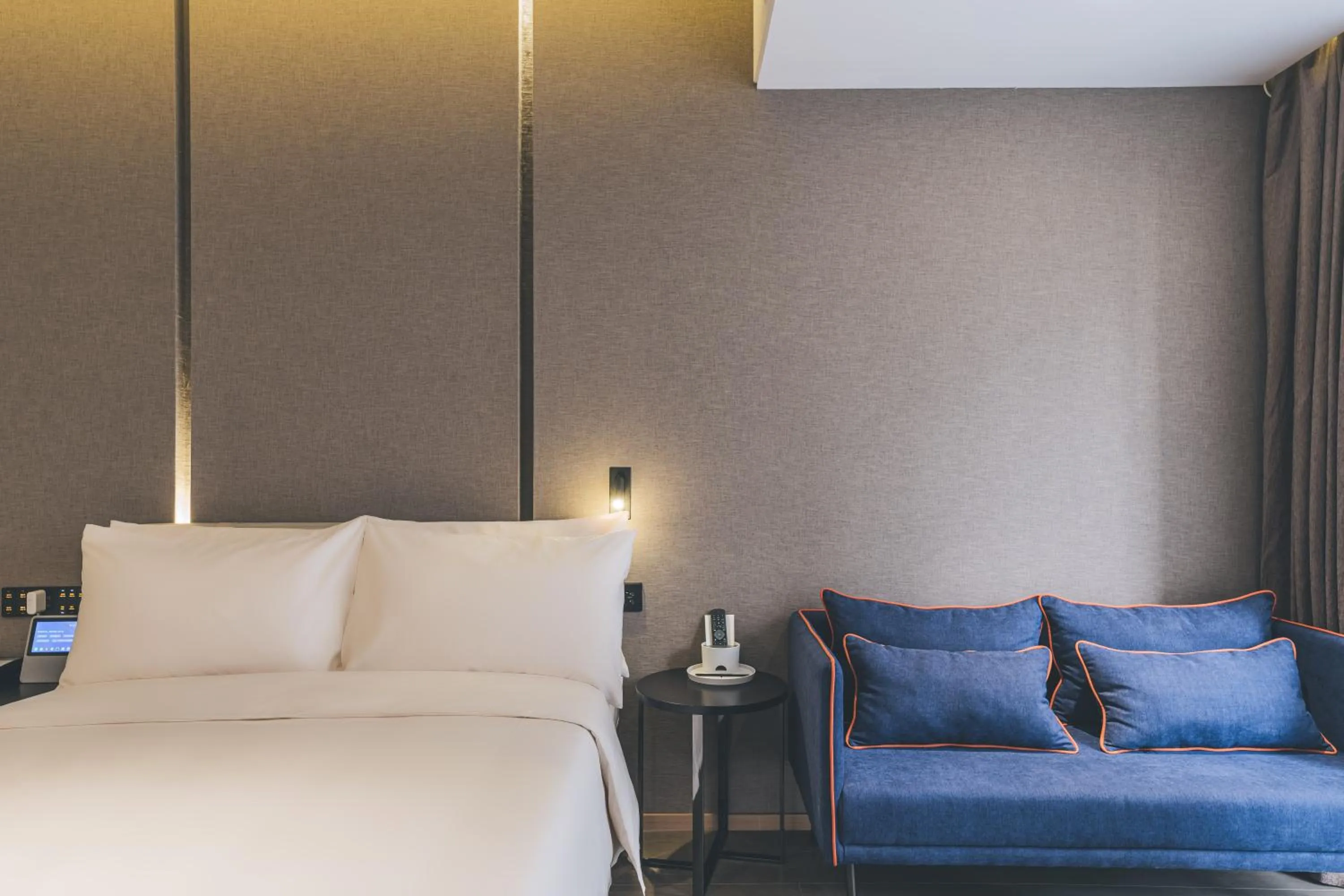 Photo of the whole room, Bed in Shanghai Atour Hotel On The Bund- People Square-FreeMini Bar and Free Night Snacks