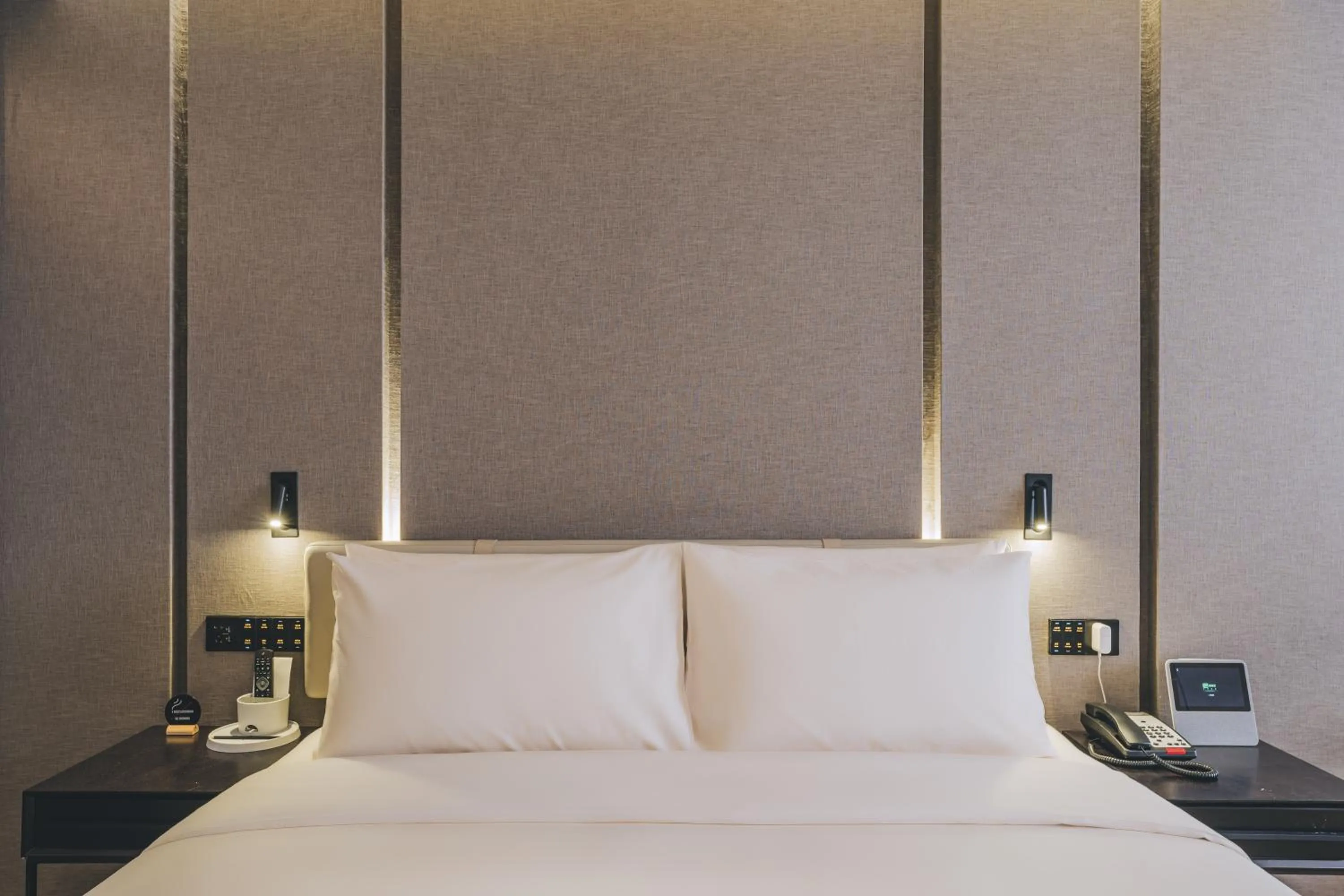 Photo of the whole room, Bed in Shanghai Atour Hotel On The Bund- People Square-FreeMini Bar and Free Night Snacks