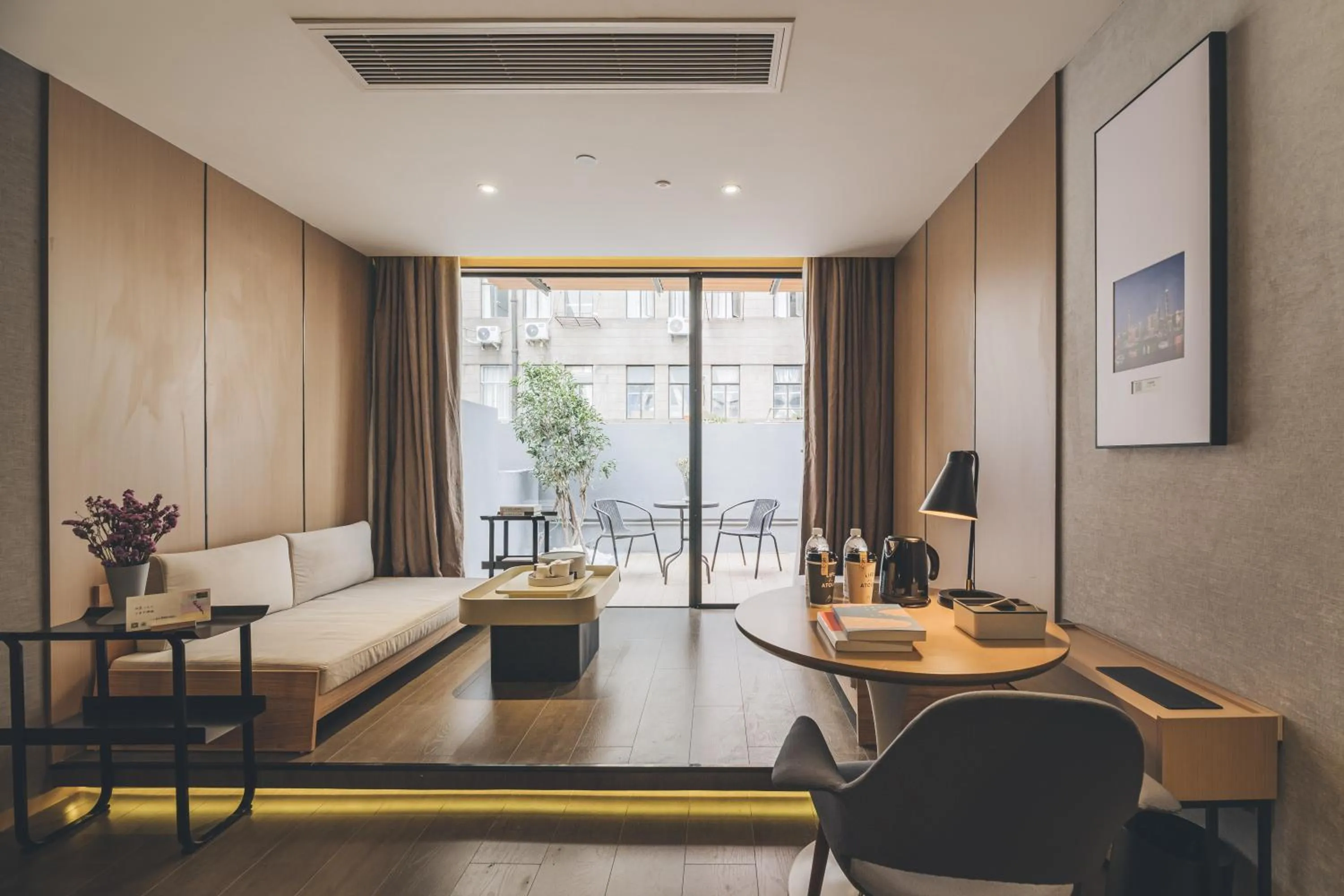 Photo of the whole room in Shanghai Atour Hotel On The Bund- People Square-FreeMini Bar and Free Night Snacks