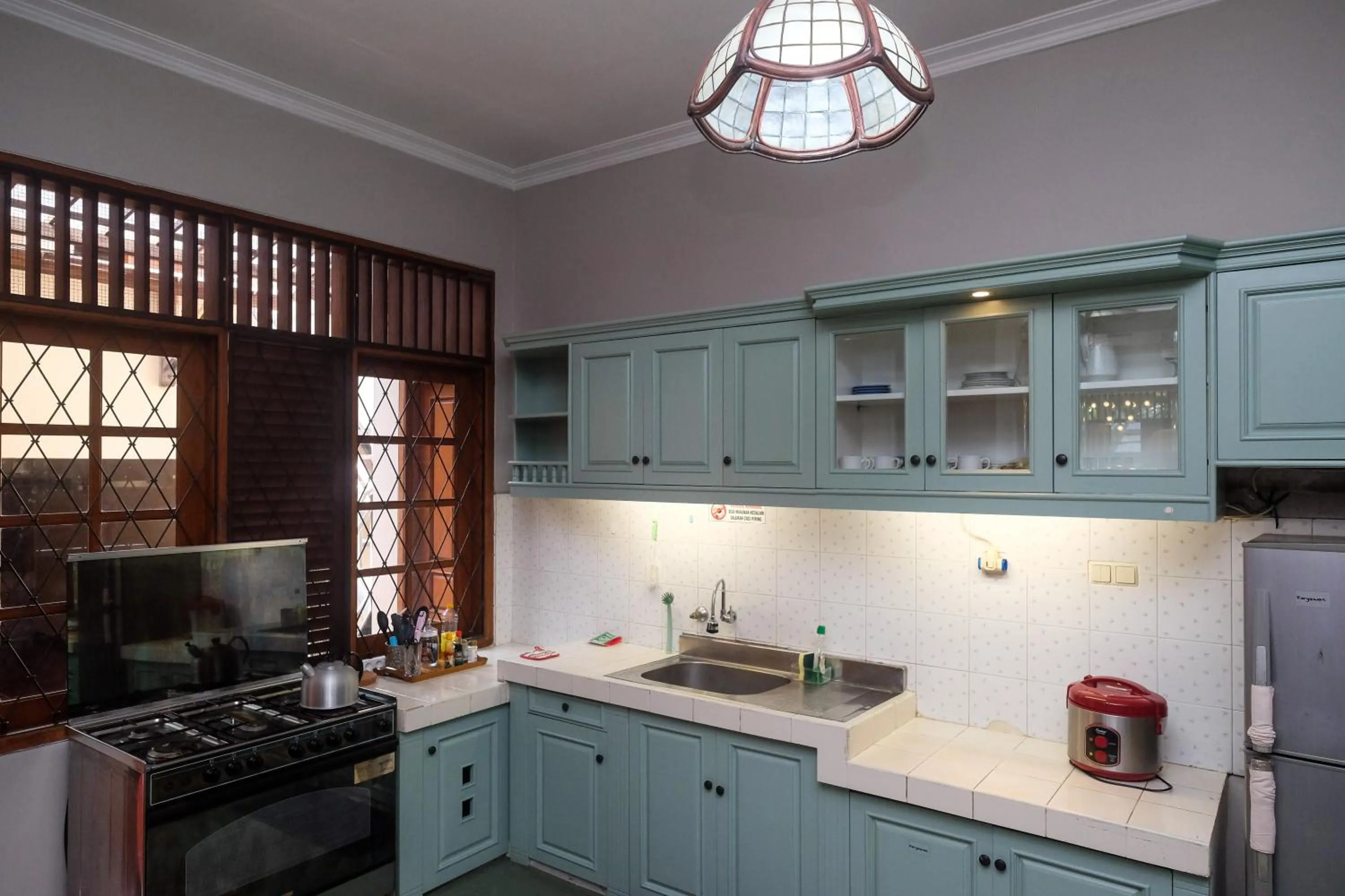 kitchen in SAREH VILLA by The Lavana