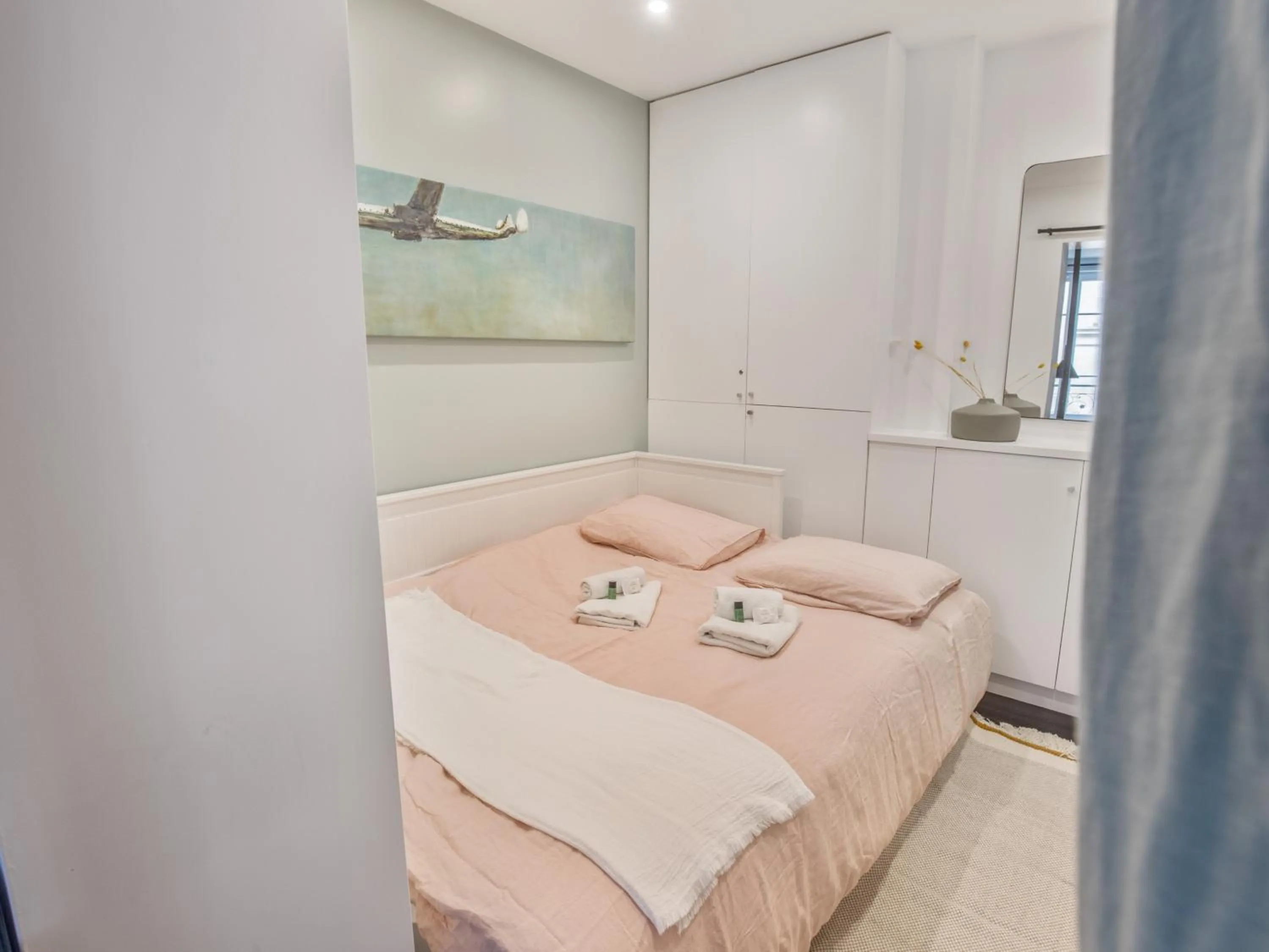 Bed in Newly Remodeled 2Bed APT with Elevator - Mobility Lease for Students and Work ONLY- Minimum 30 night stays