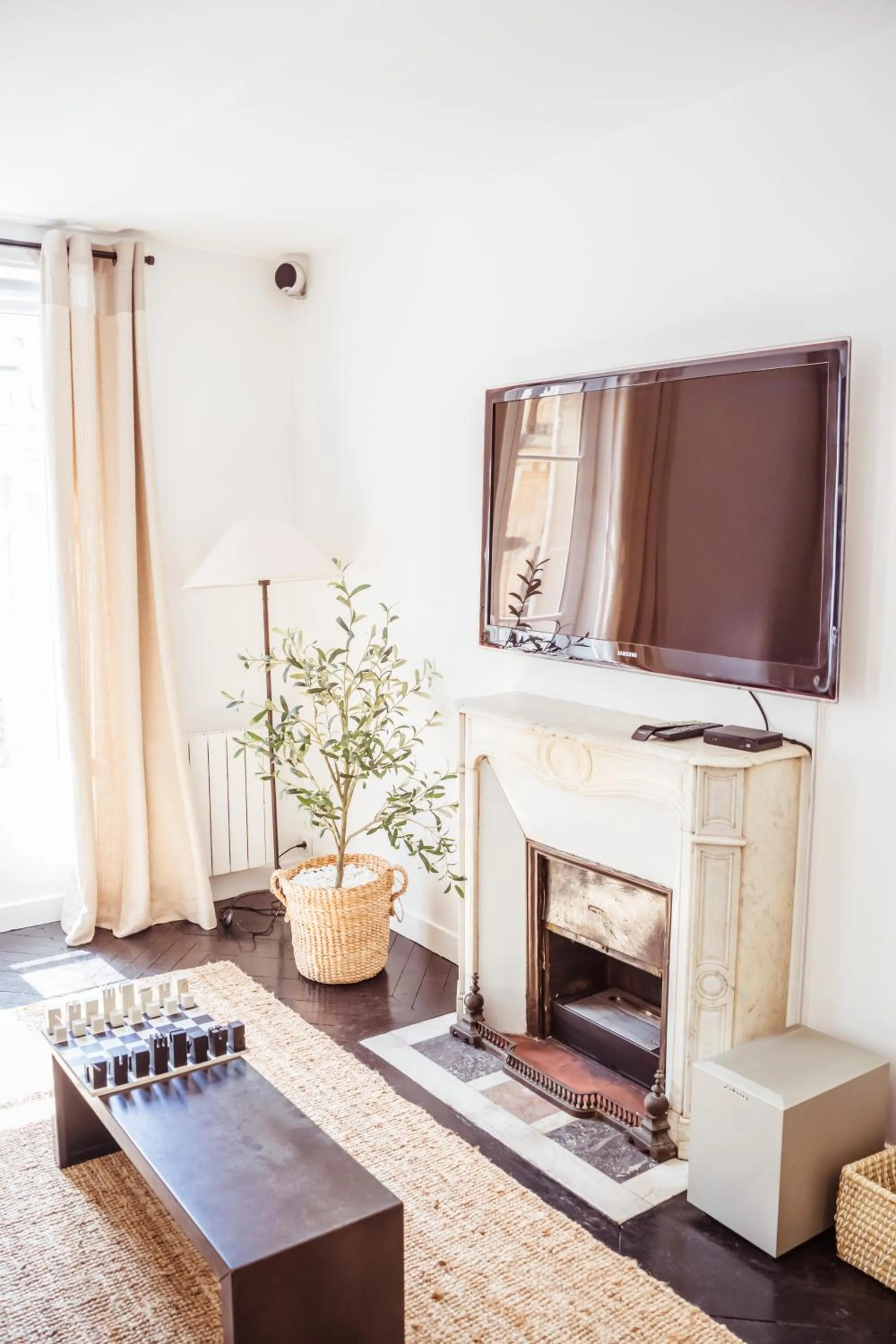 TV and multimedia in Newly Remodeled 2Bed APT with Elevator - Mobility Lease for Students and Work ONLY- Minimum 30 night stays