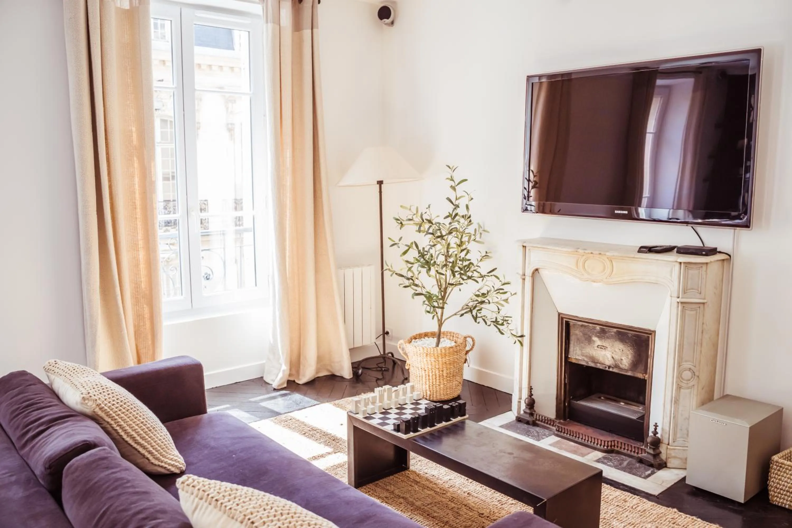TV and multimedia in Newly Remodeled 2Bed APT with Elevator - Mobility Lease for Students and Work ONLY- Minimum 30 night stays