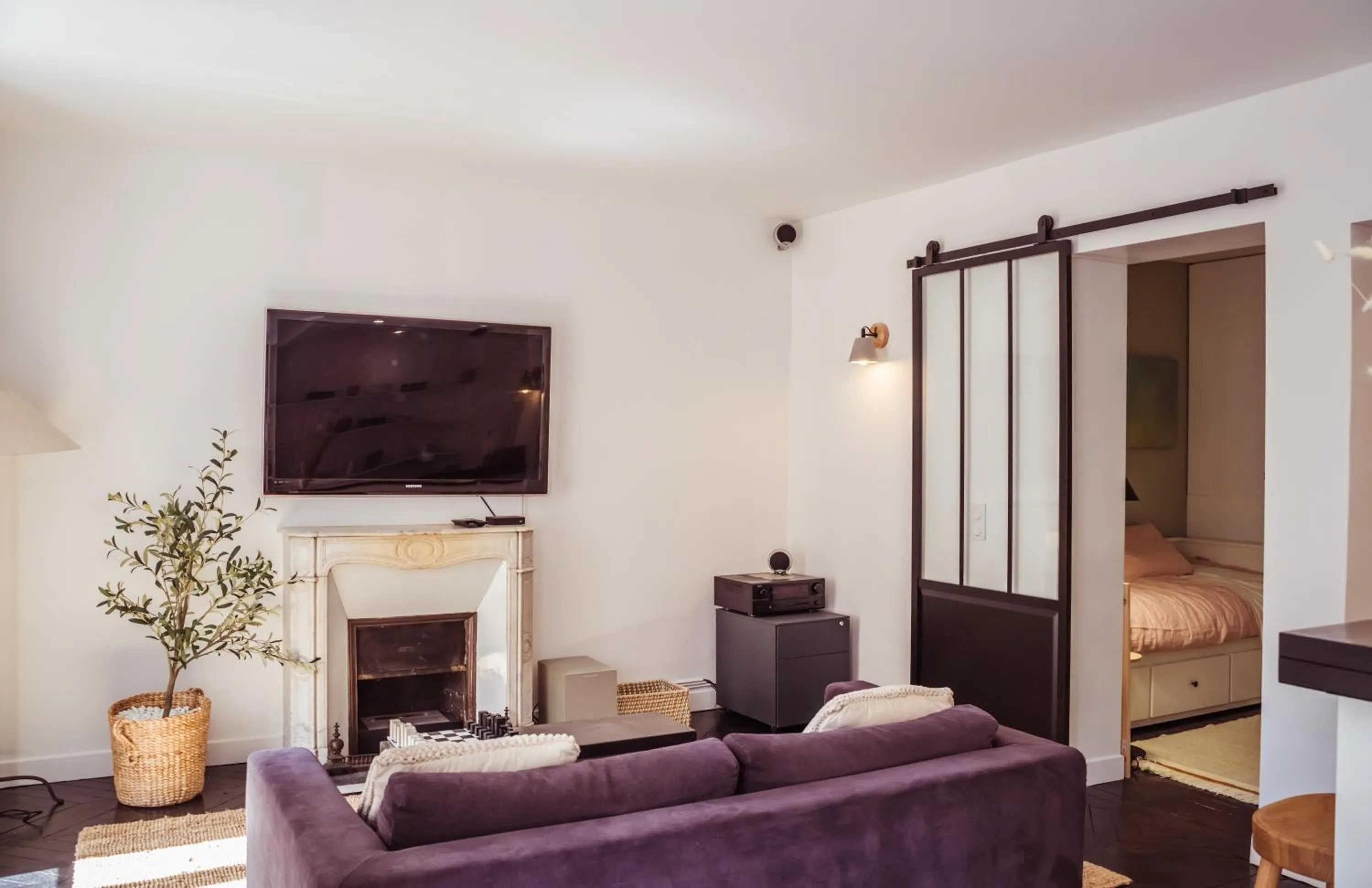 Communal lounge/ TV room in Newly Remodeled 2Bed APT with Elevator - Mobility Lease for Students and Work ONLY- Minimum 30 night stays