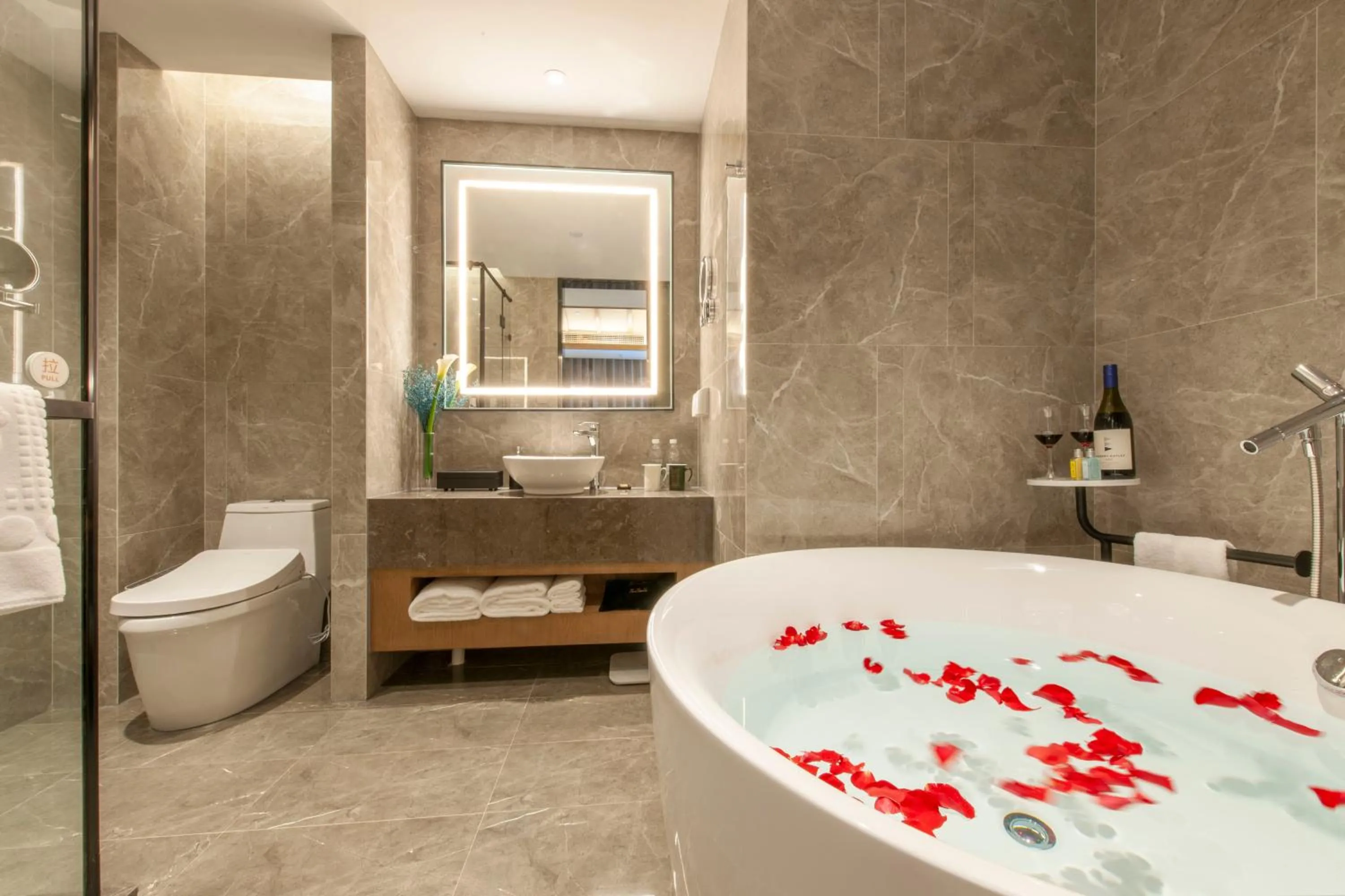 Bath in SSAW Boutiquel Hotel Xizi