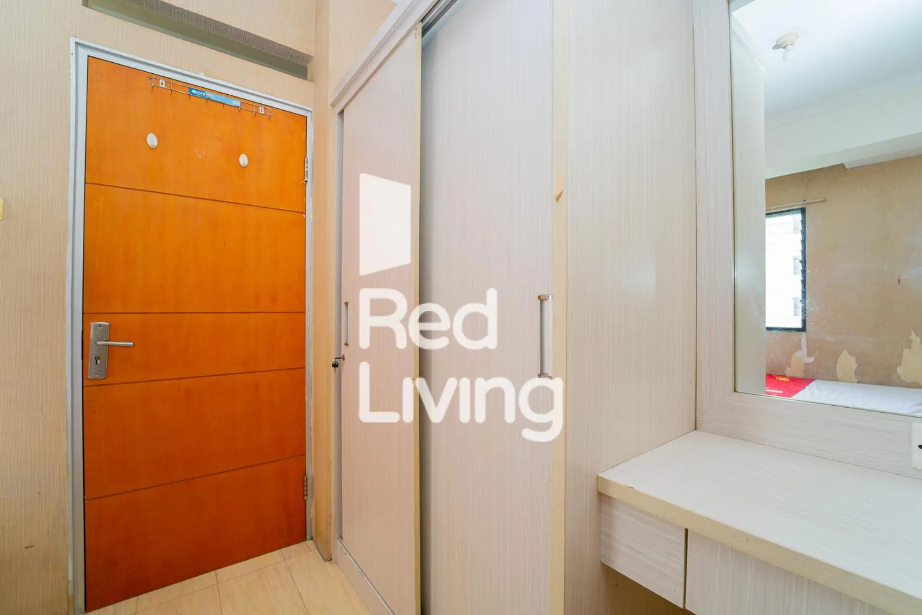 wardrobe in RedLiving Apartemen Cibubur Village - Lily's Room Tower C