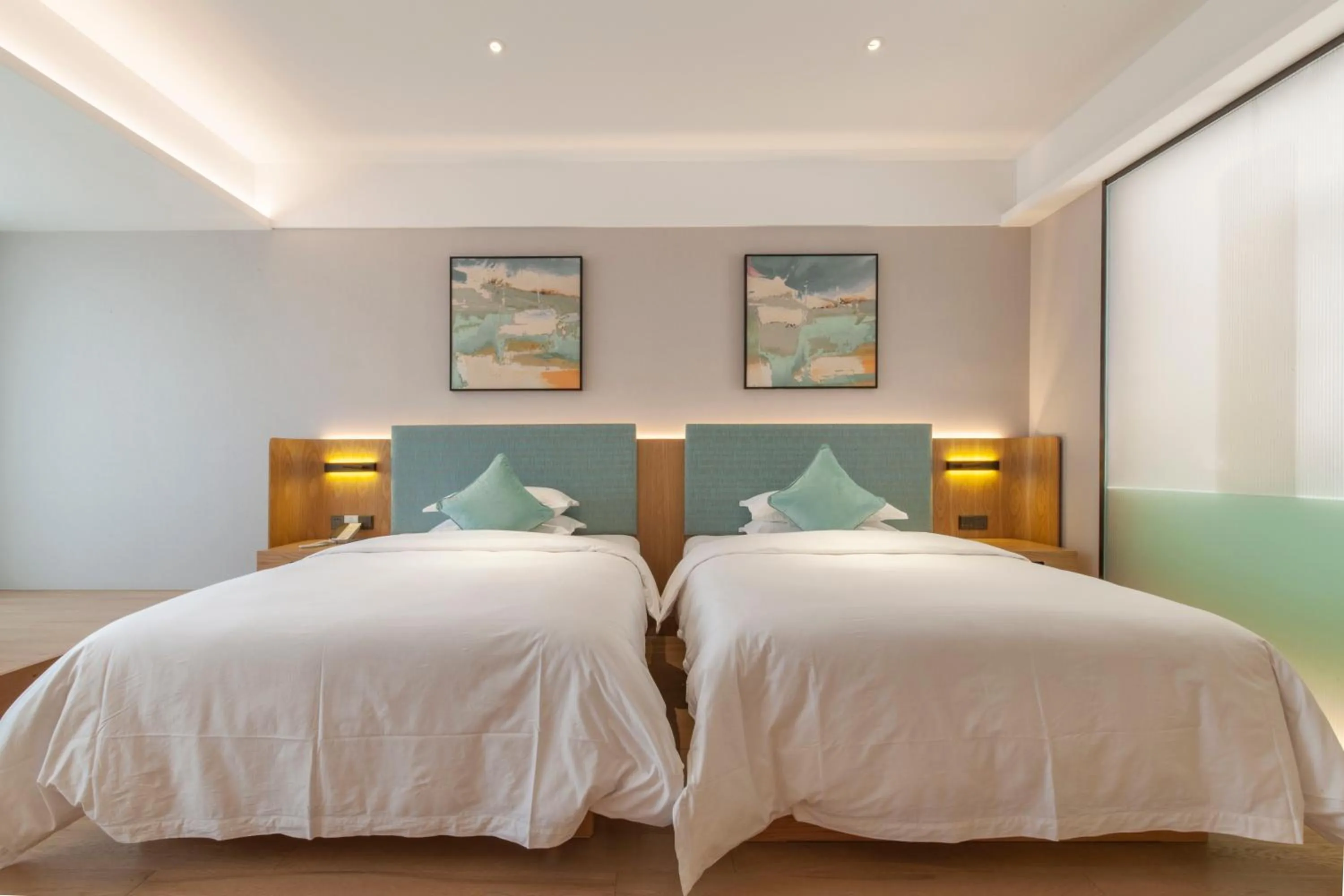 Photo of the whole room, Bed in SSAW Boutique Hotel ZHIJIANG IMPRESSION