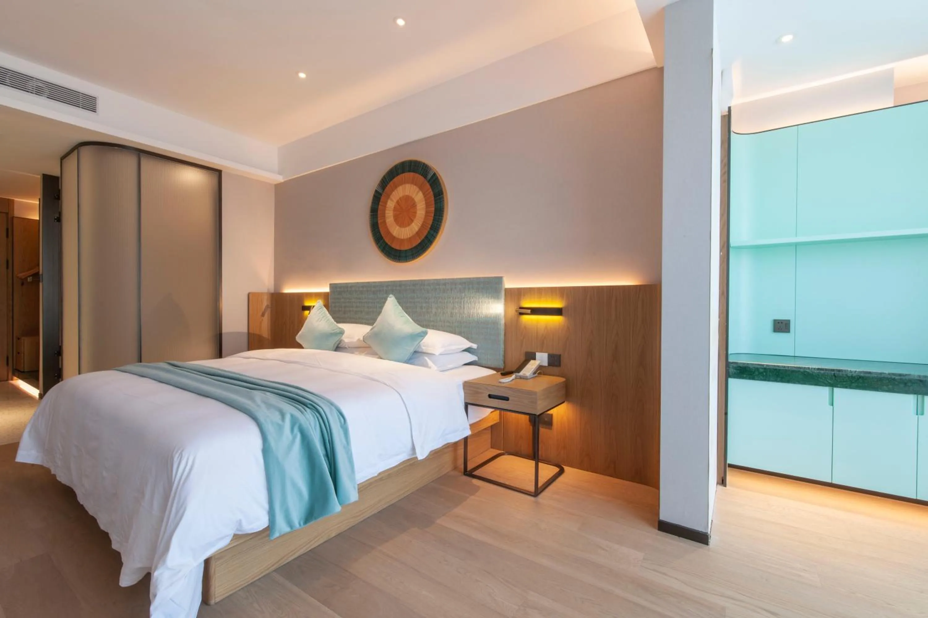 Photo of the whole room, Bed in SSAW Boutique Hotel ZHIJIANG IMPRESSION