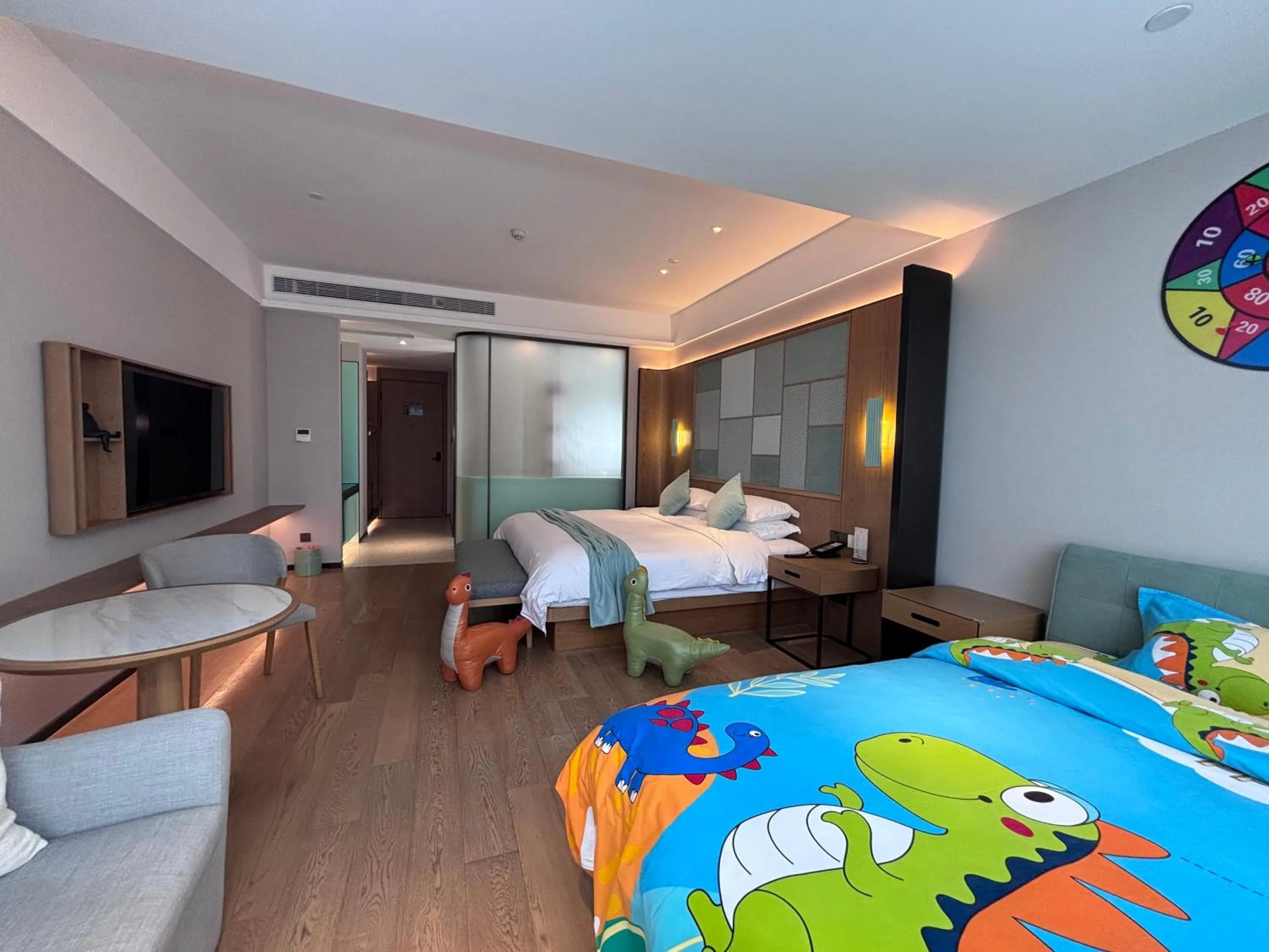 Photo of the whole room, Bed in SSAW Boutique Hotel ZHIJIANG IMPRESSION