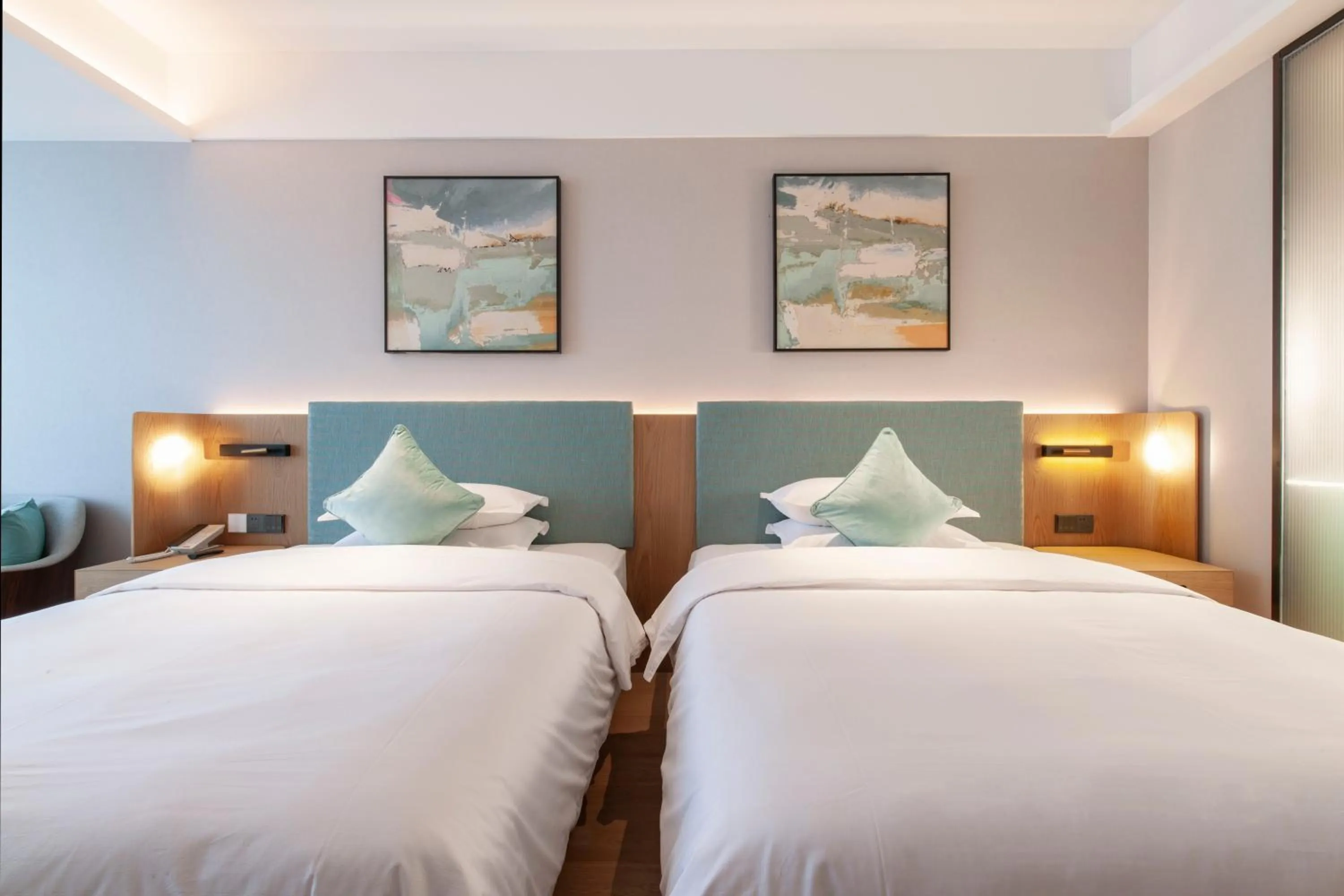 Photo of the whole room, Bed in SSAW Boutique Hotel ZHIJIANG IMPRESSION