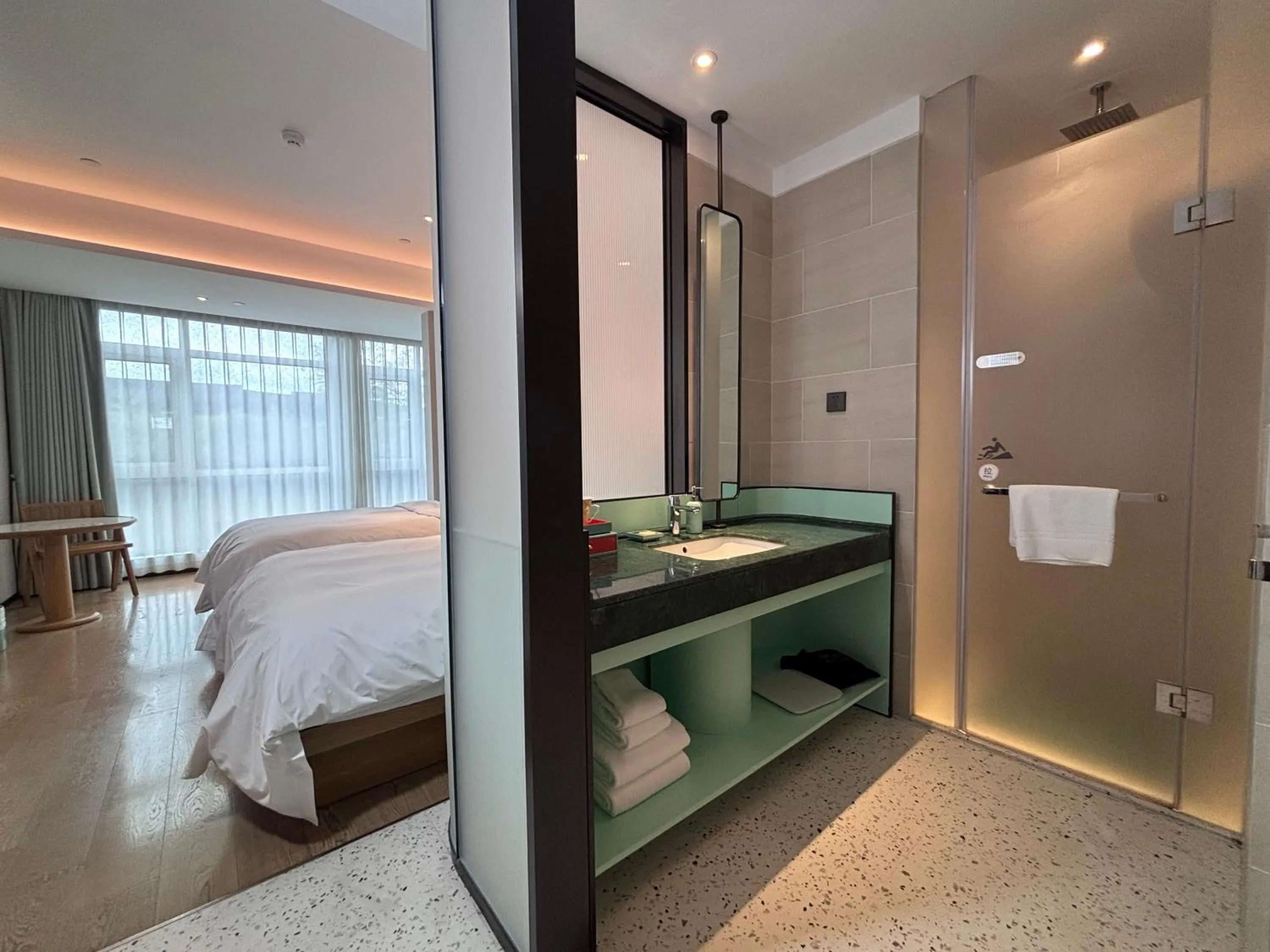 Bathroom, Bed in SSAW Boutique Hotel ZHIJIANG IMPRESSION