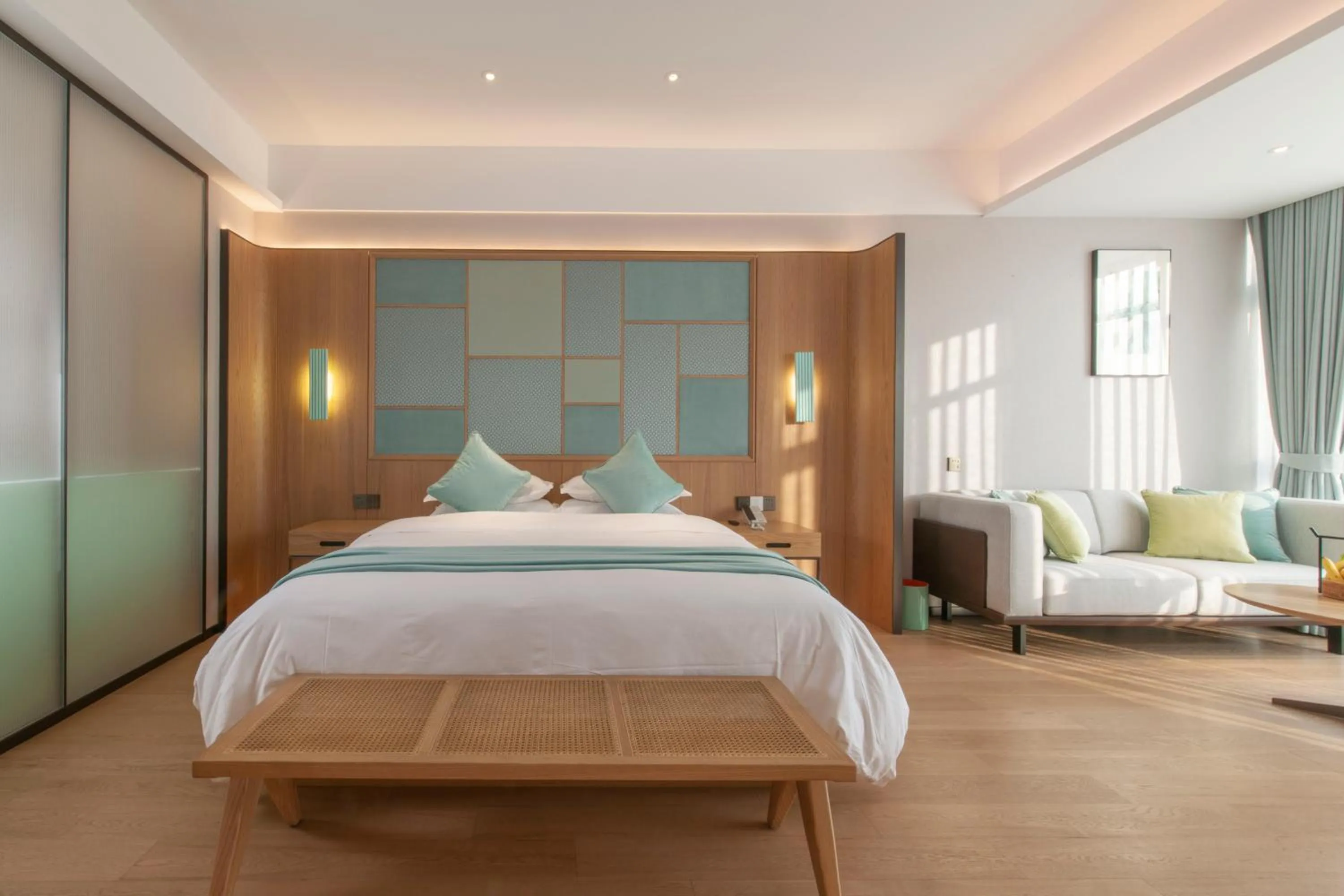 Photo of the whole room, Bed in SSAW Boutique Hotel ZHIJIANG IMPRESSION
