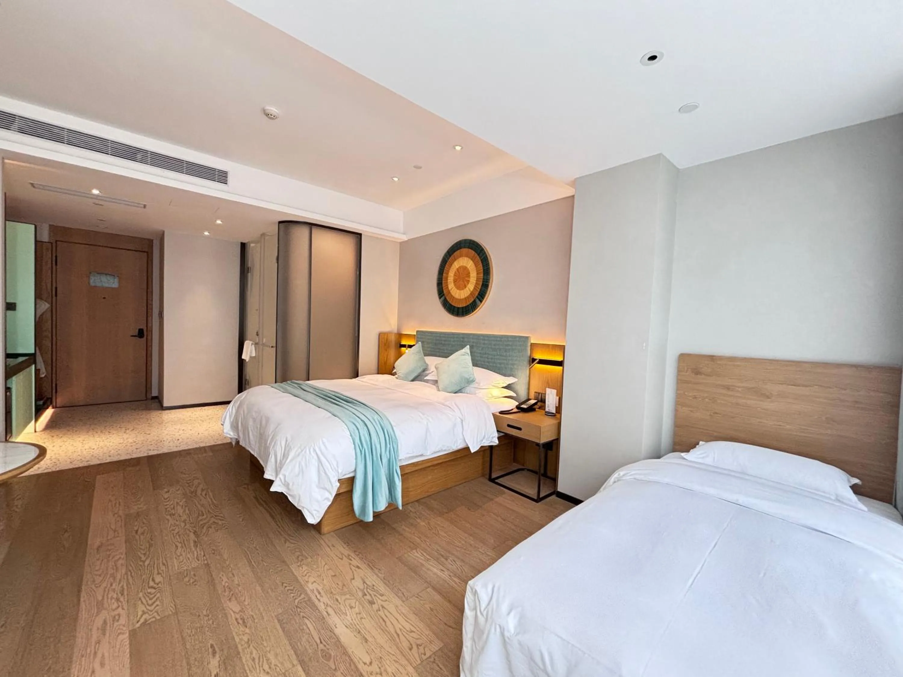 Photo of the whole room, Bed in SSAW Boutique Hotel ZHIJIANG IMPRESSION