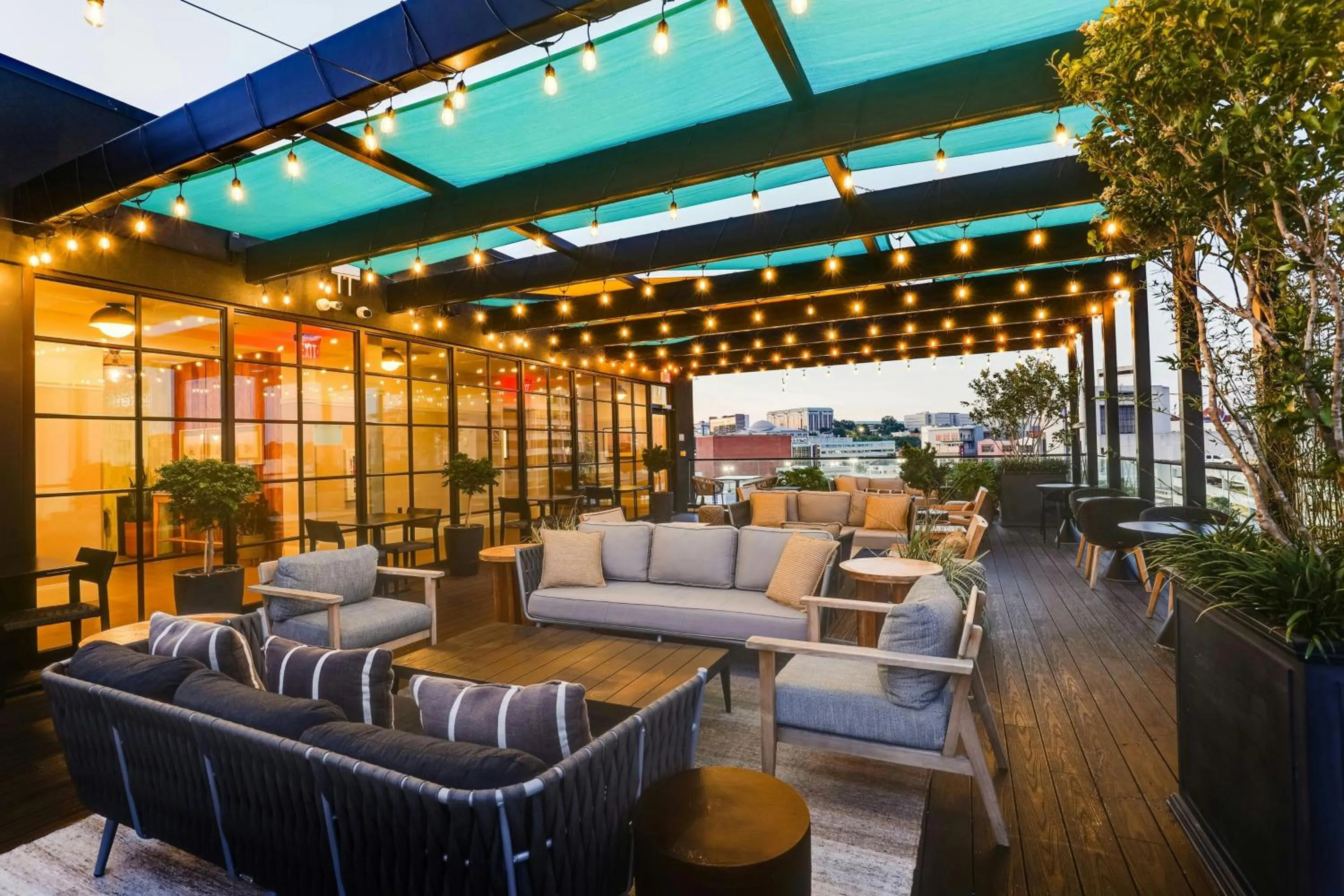 Lounge or bar in Trilogy Hotel Montgomery, Autograph Collection