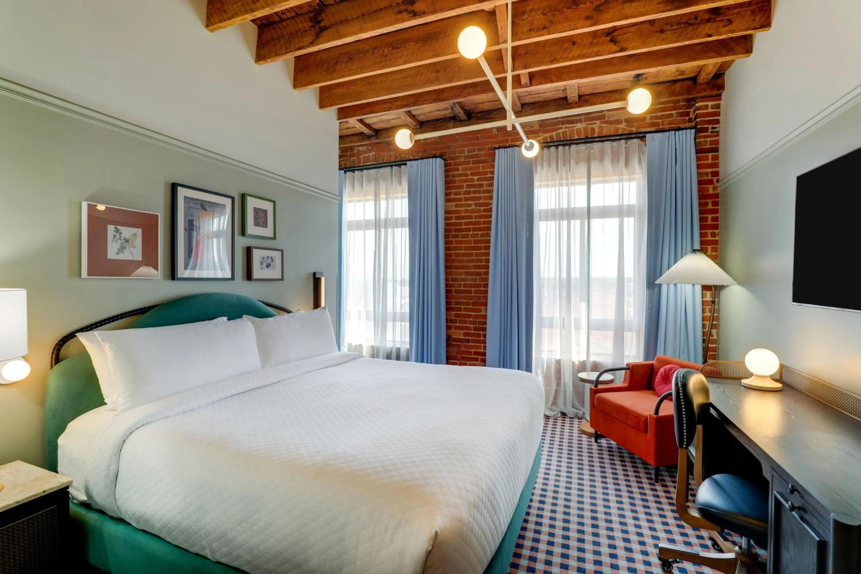 Photo of the whole room, Bed in Trilogy Hotel Montgomery, Autograph Collection