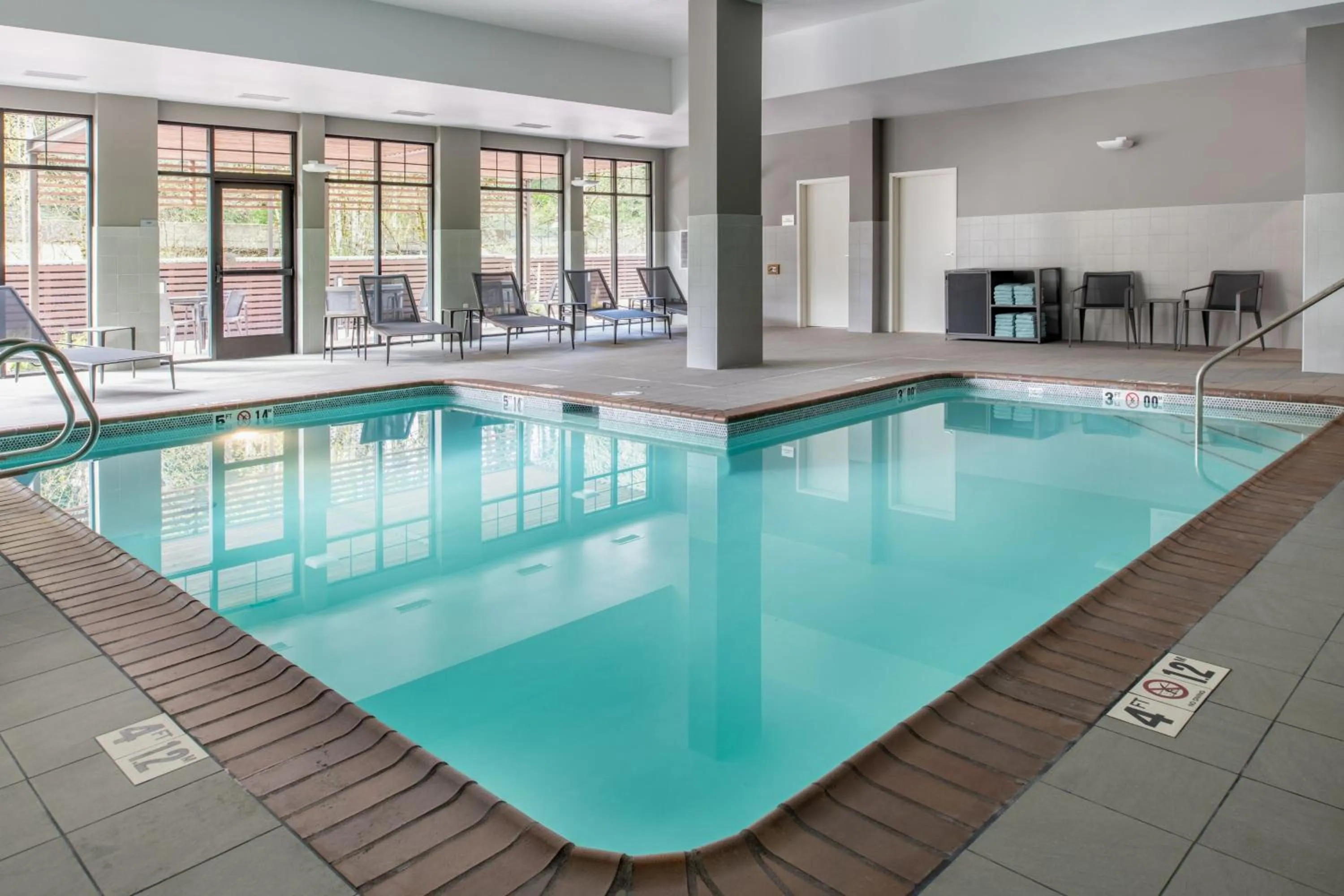 Swimming pool in Courtyard by Marriott Olympia