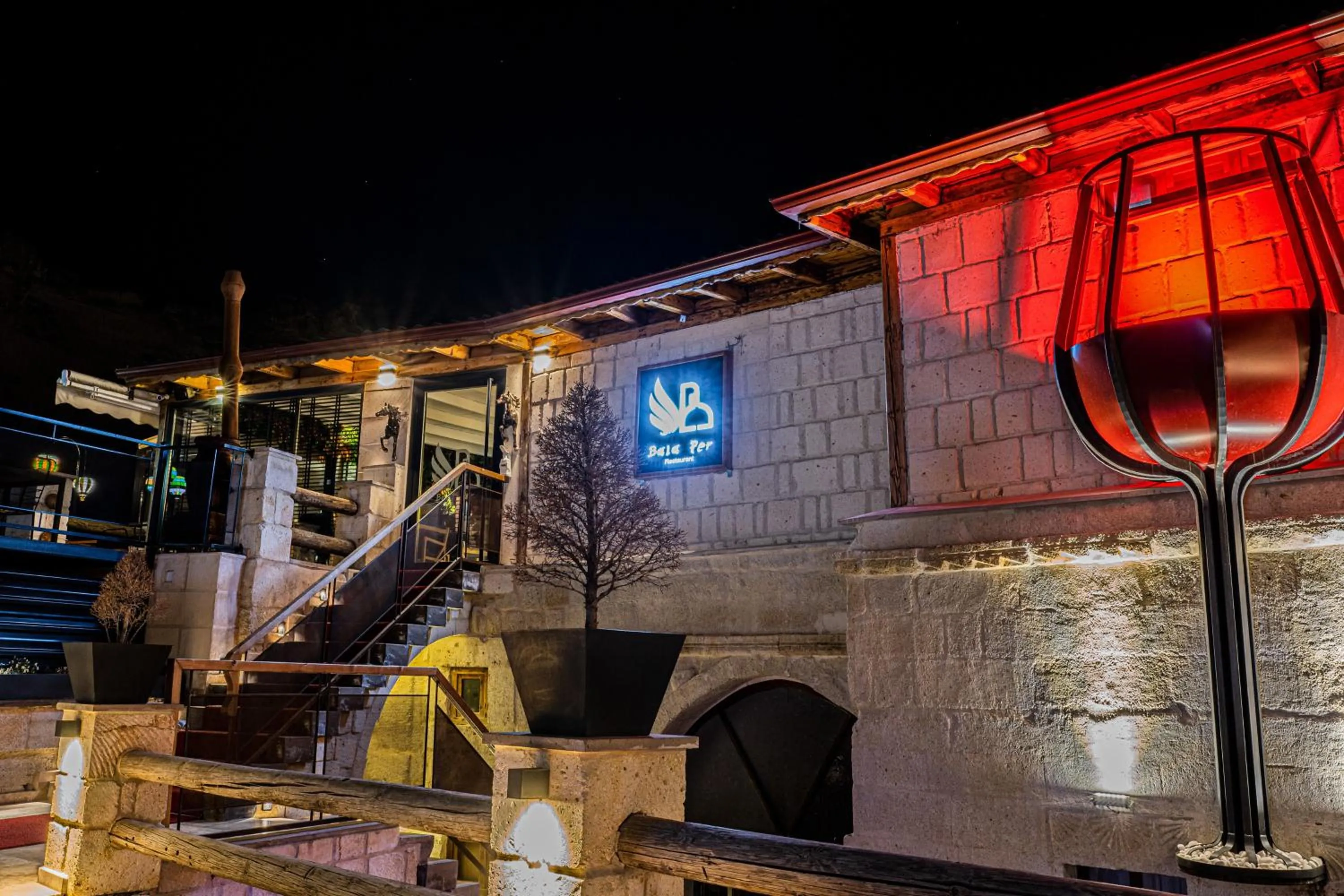 Restaurant/places to eat in Bala Cave House