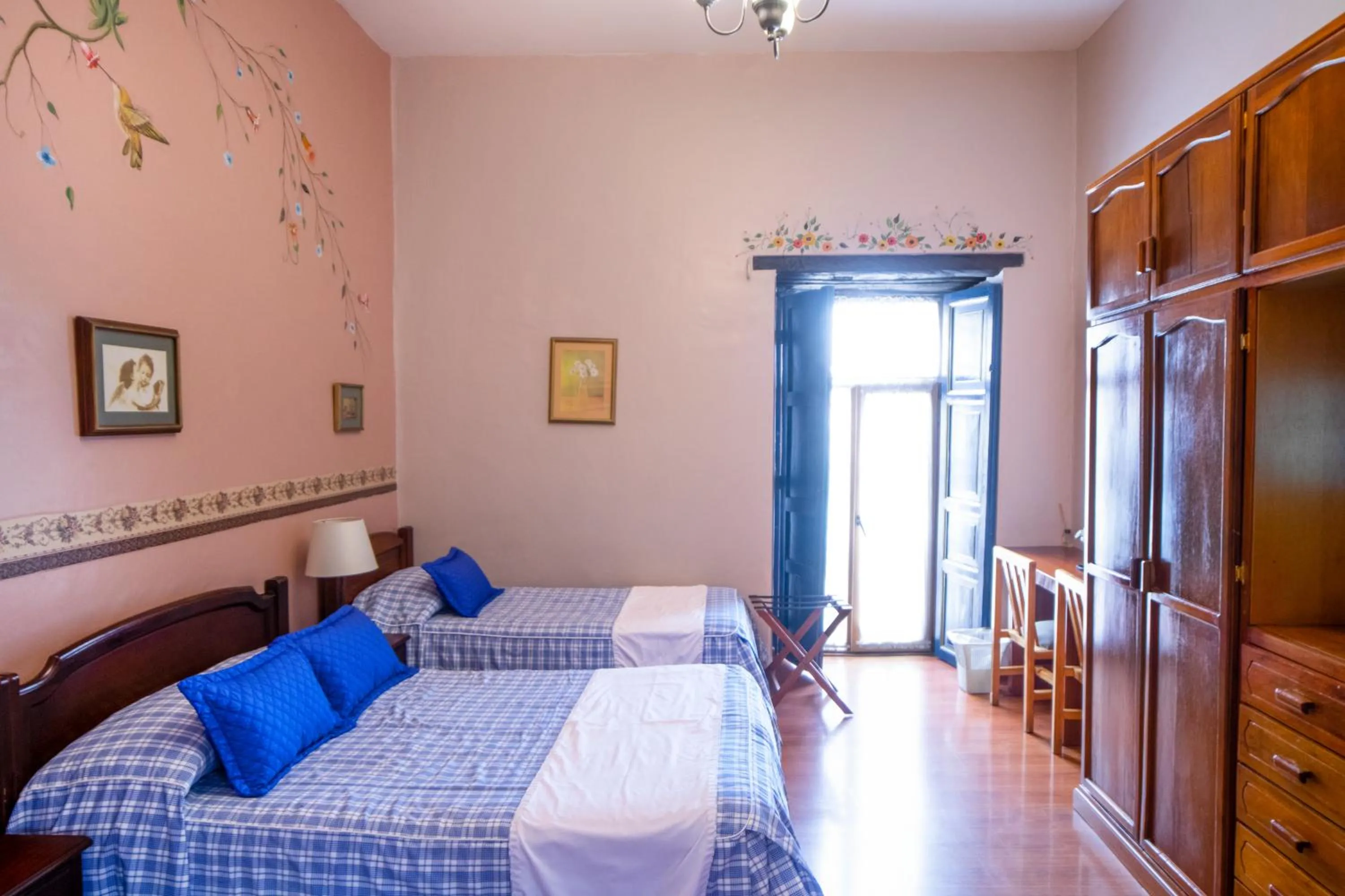 Balcony/Terrace, Bed in Hotel Posada del Angel