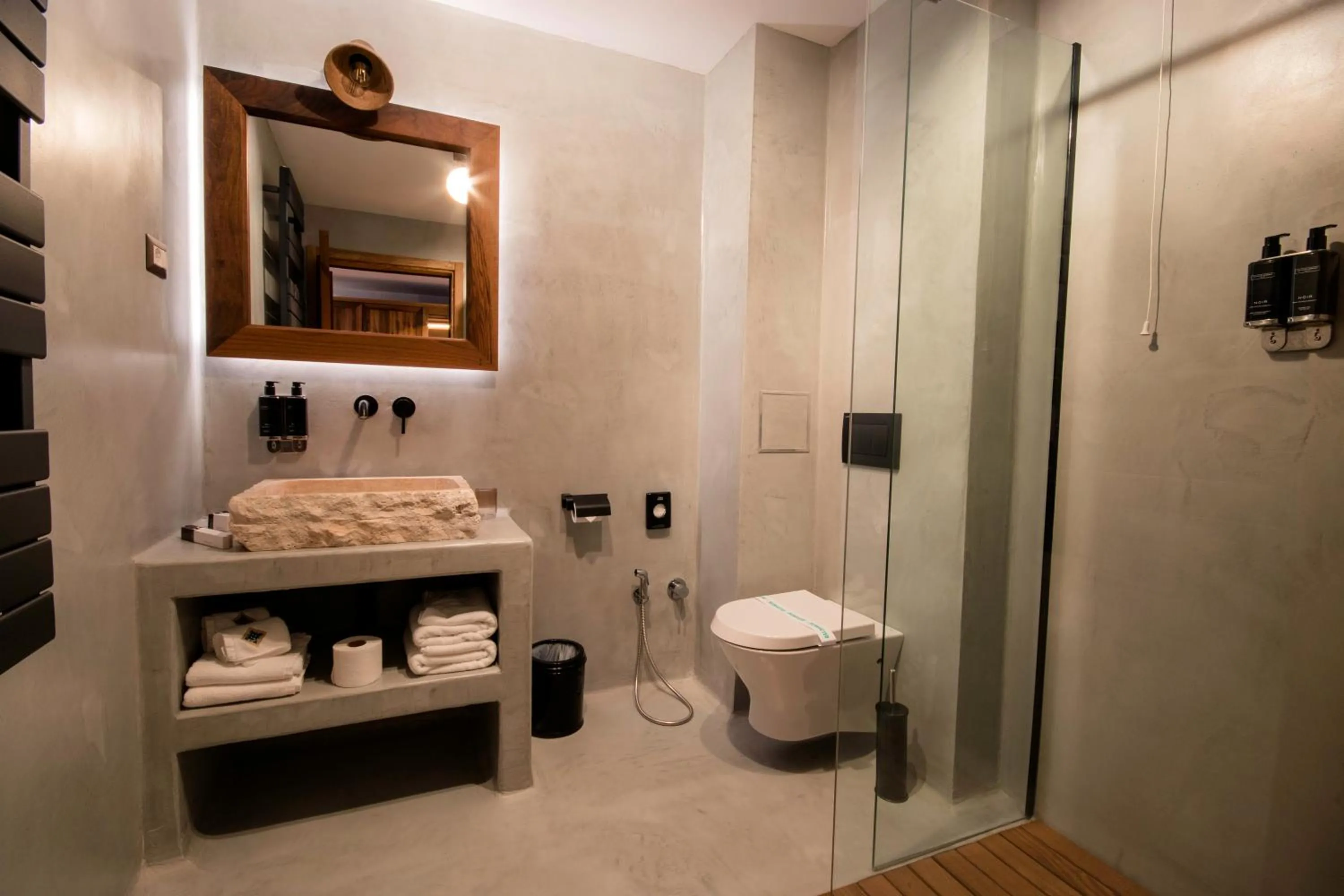 Shower in HANUL BUCOVINEI