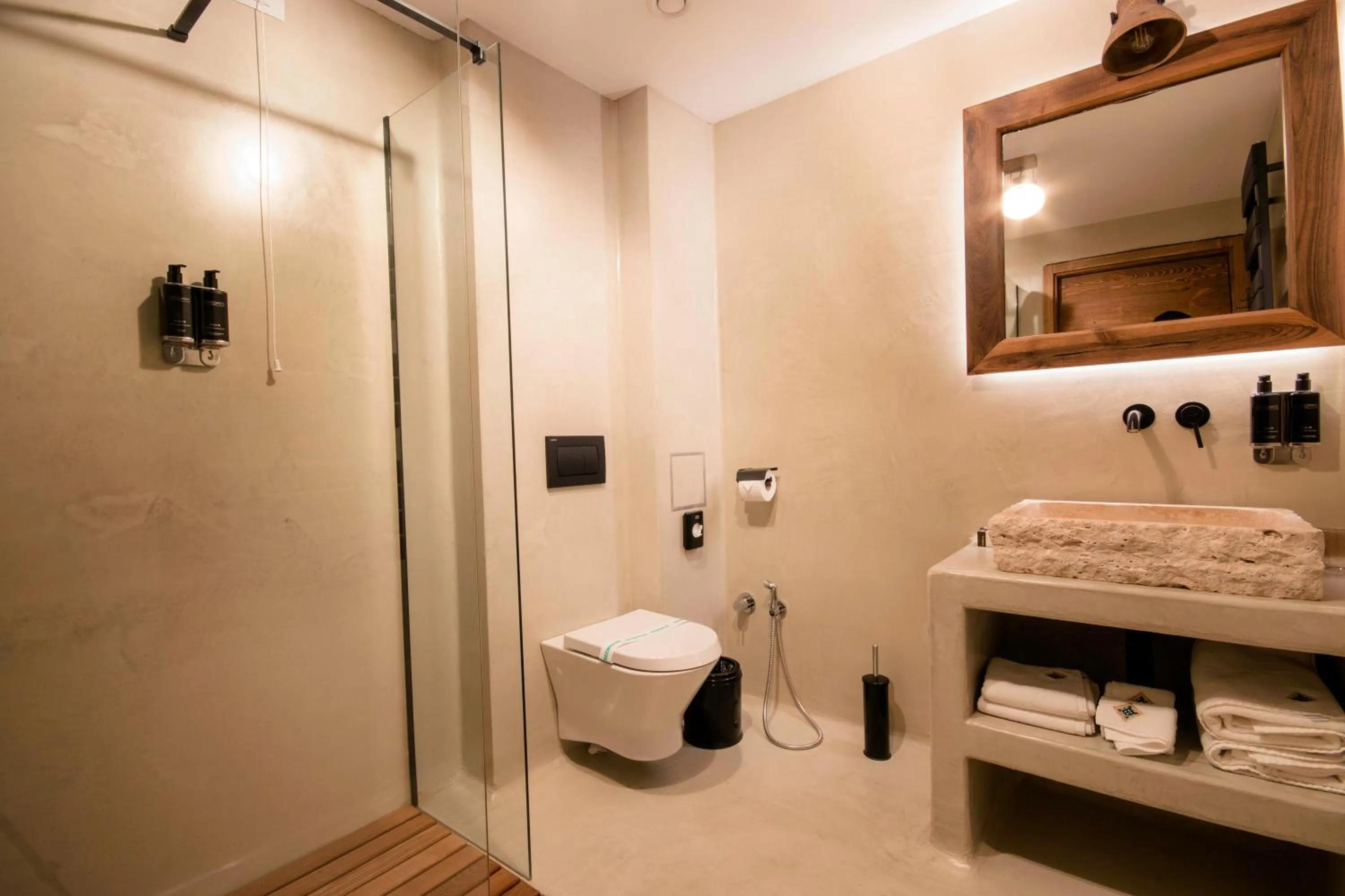 Shower in HANUL BUCOVINEI