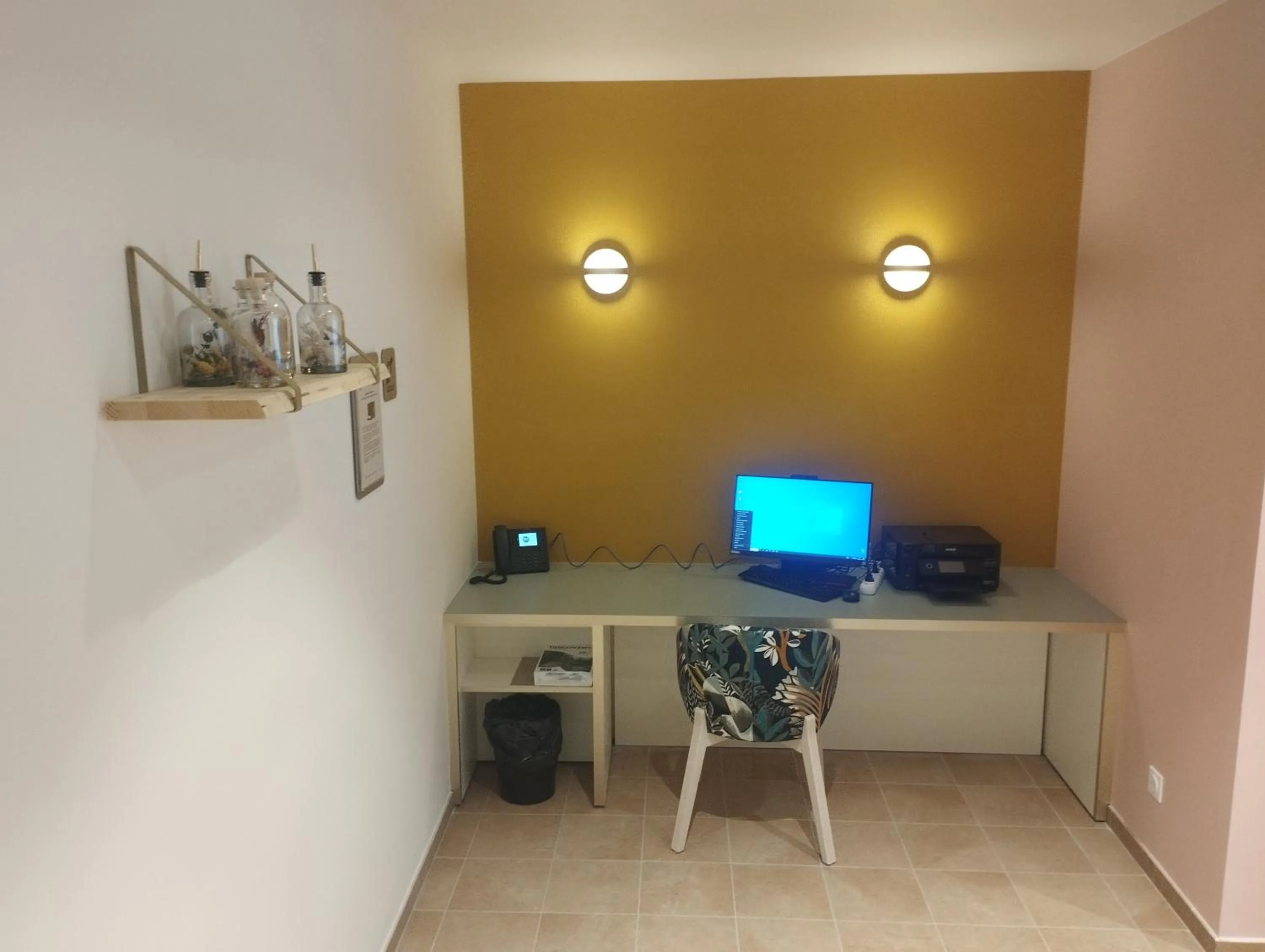 Business facilities, TV/Entertainment Center in DOMITYS LA GALLIQUE