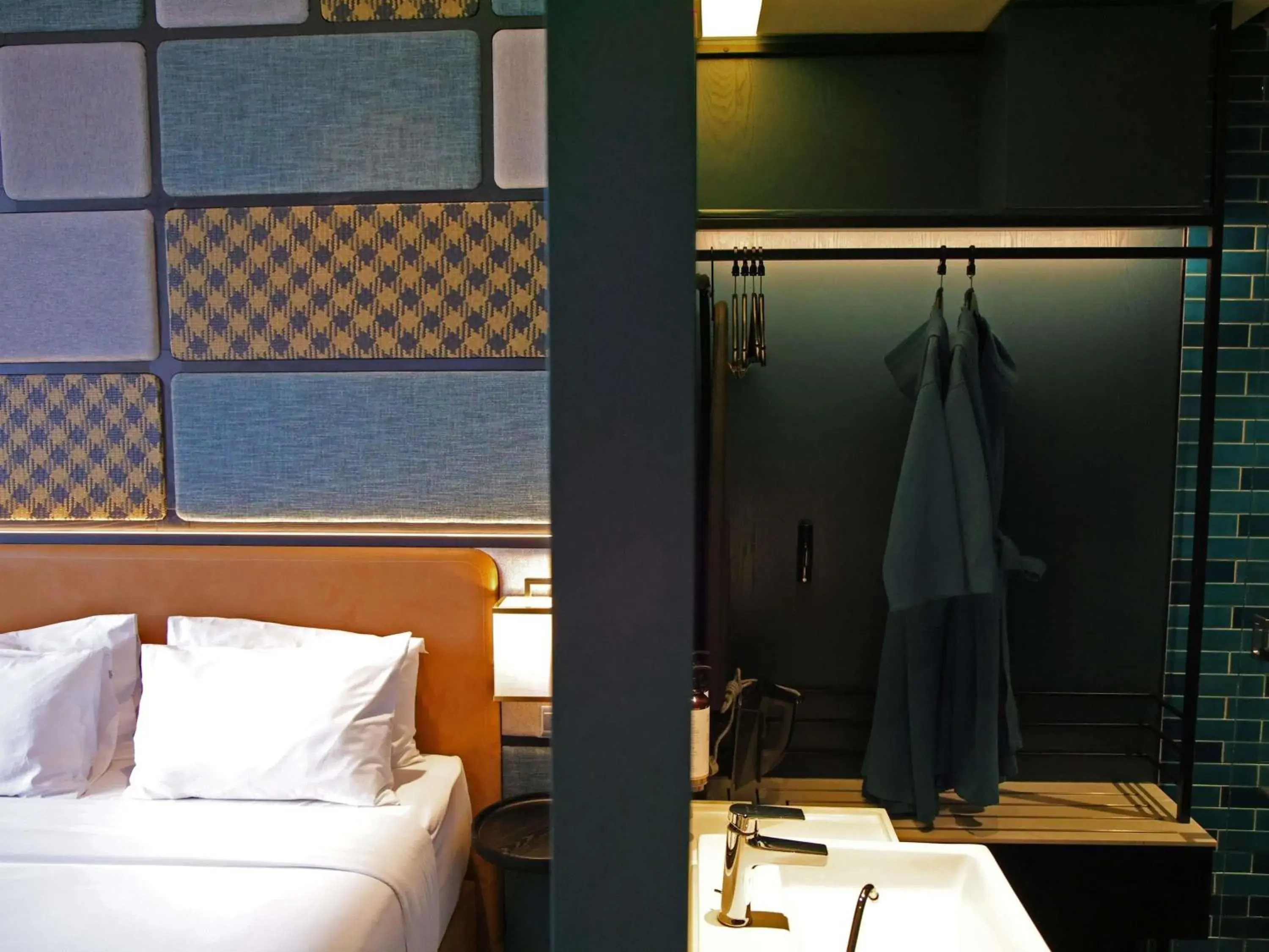 Bedroom, Bed in Mercure Miri City Centre Bedroom, Bed in Mercure Miri City Centre