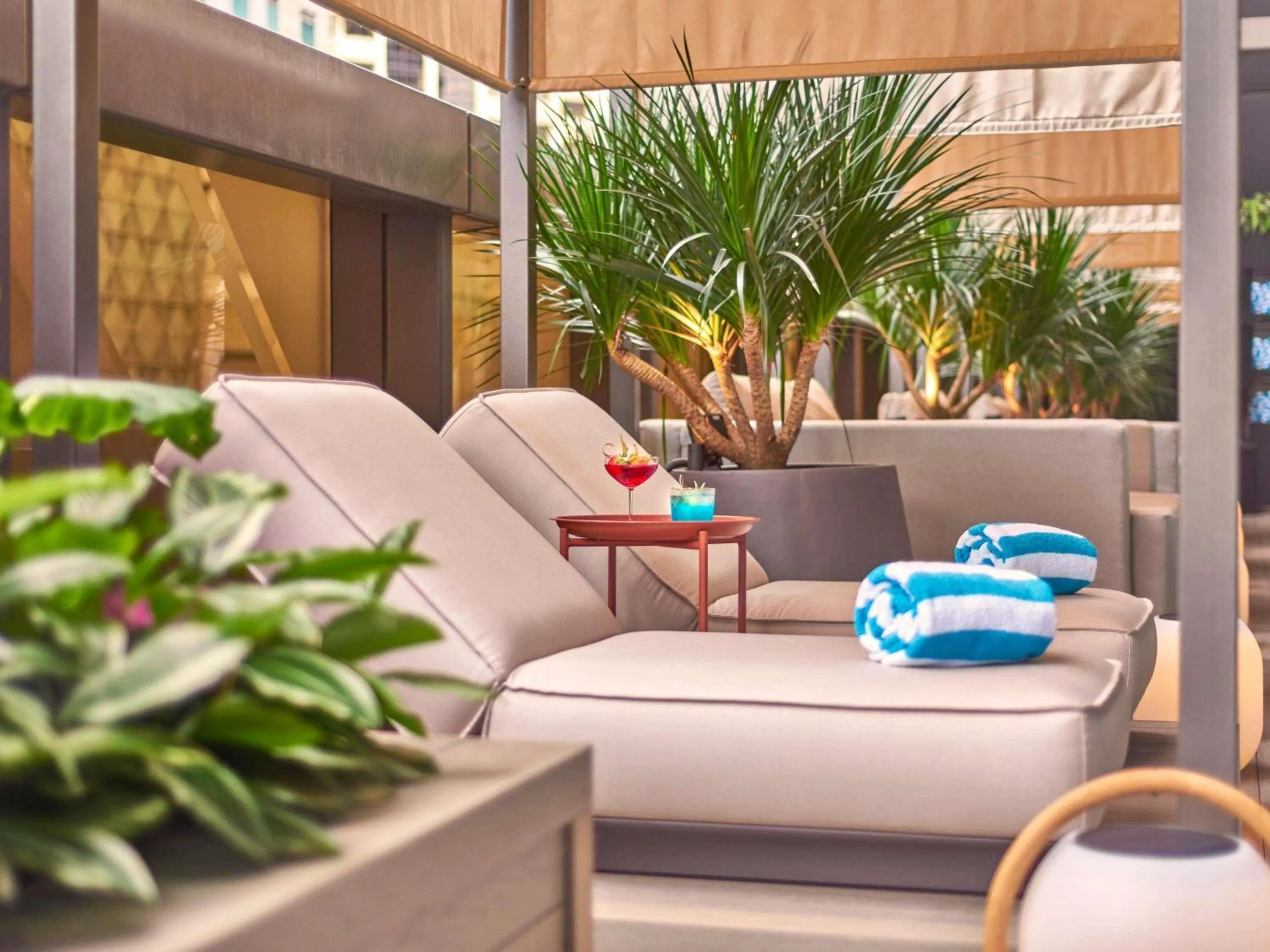 Lounge or bar in Pullman Singapore Orchard