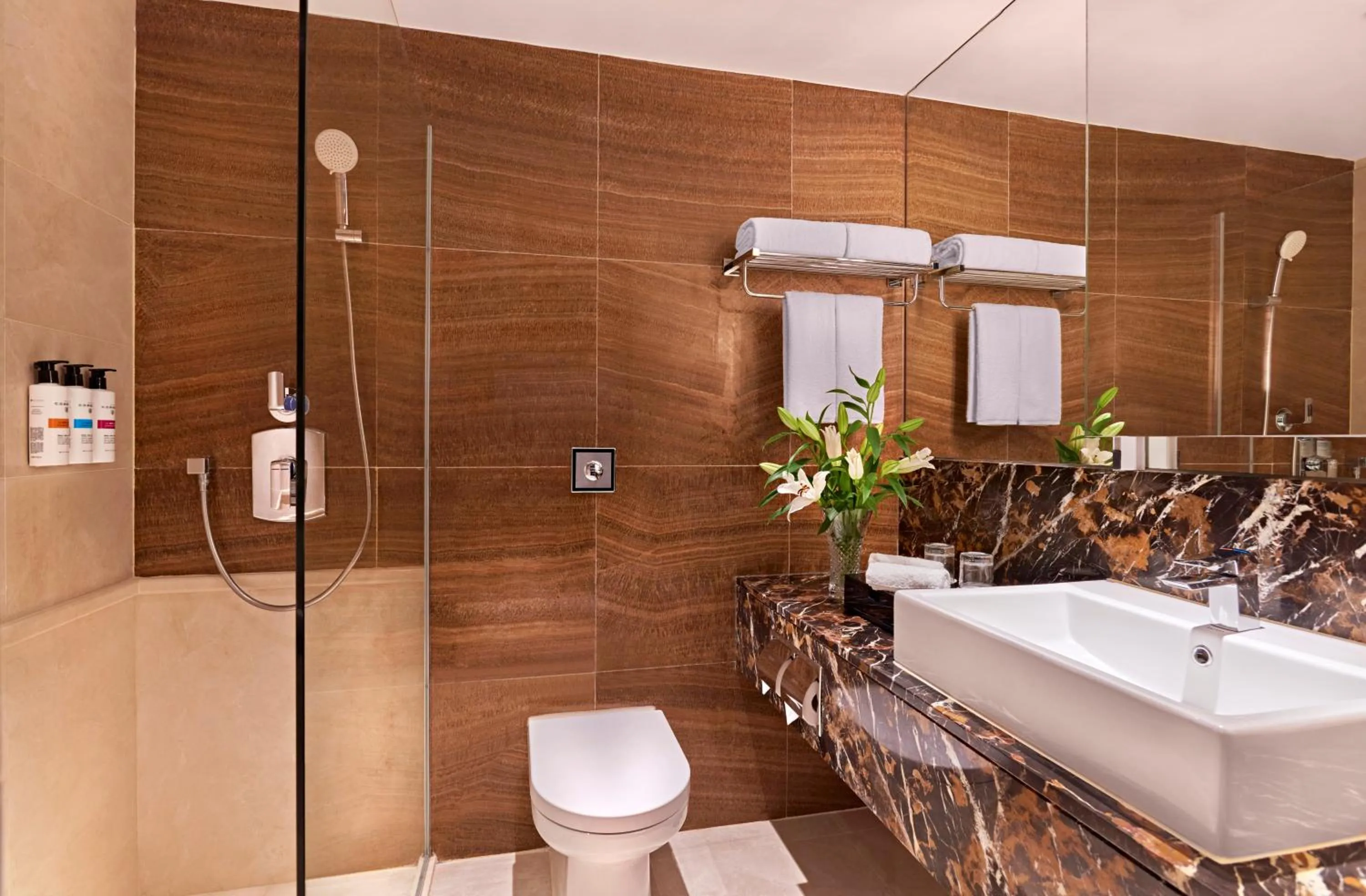 Toilet in Pullman Singapore Orchard