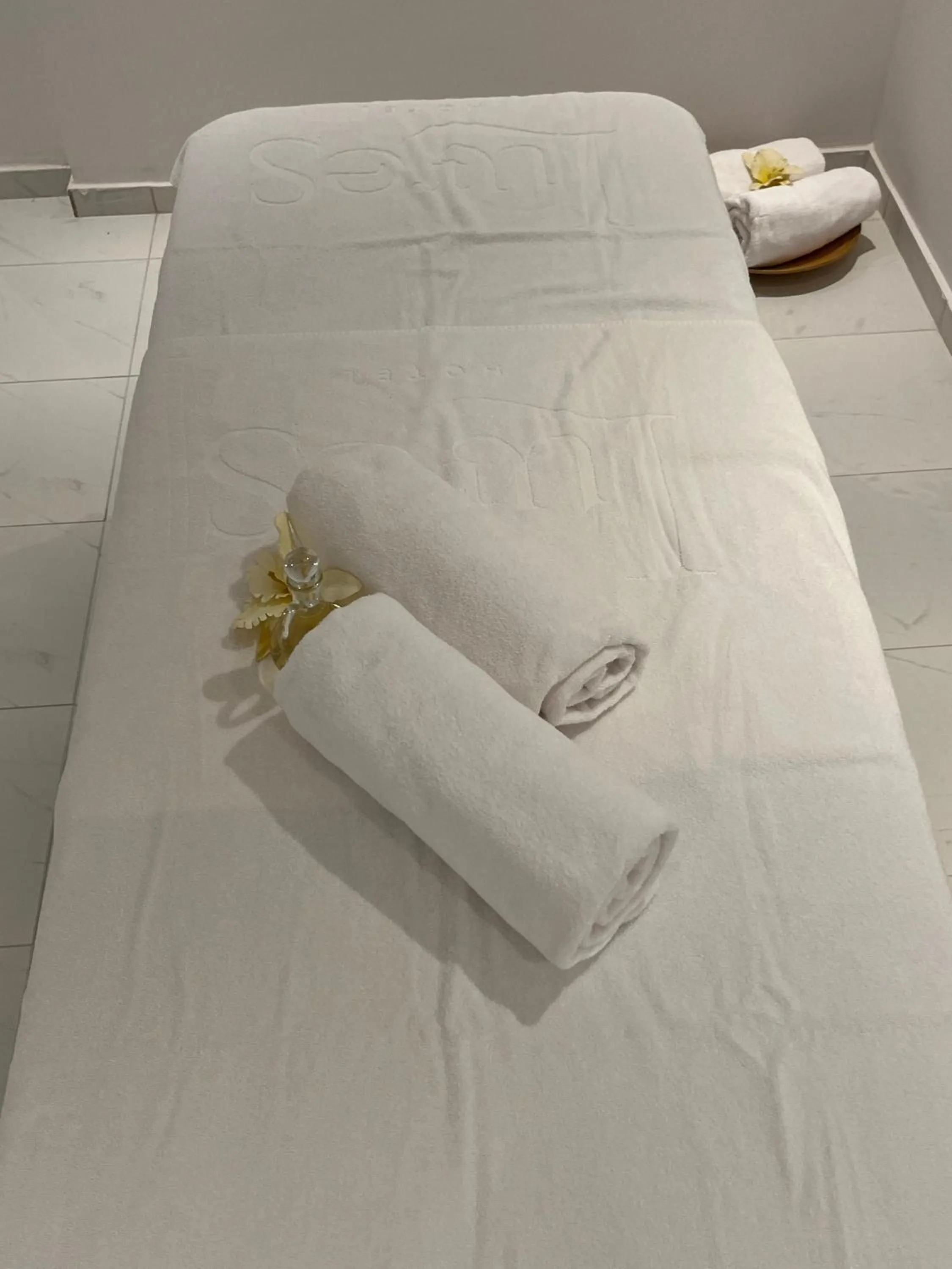 Massage, Bed in Lures Hotel