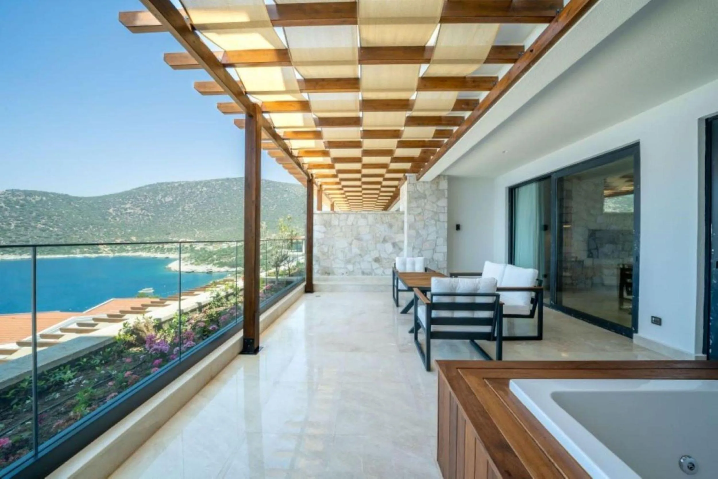 Hot Tub in Lures Hotel