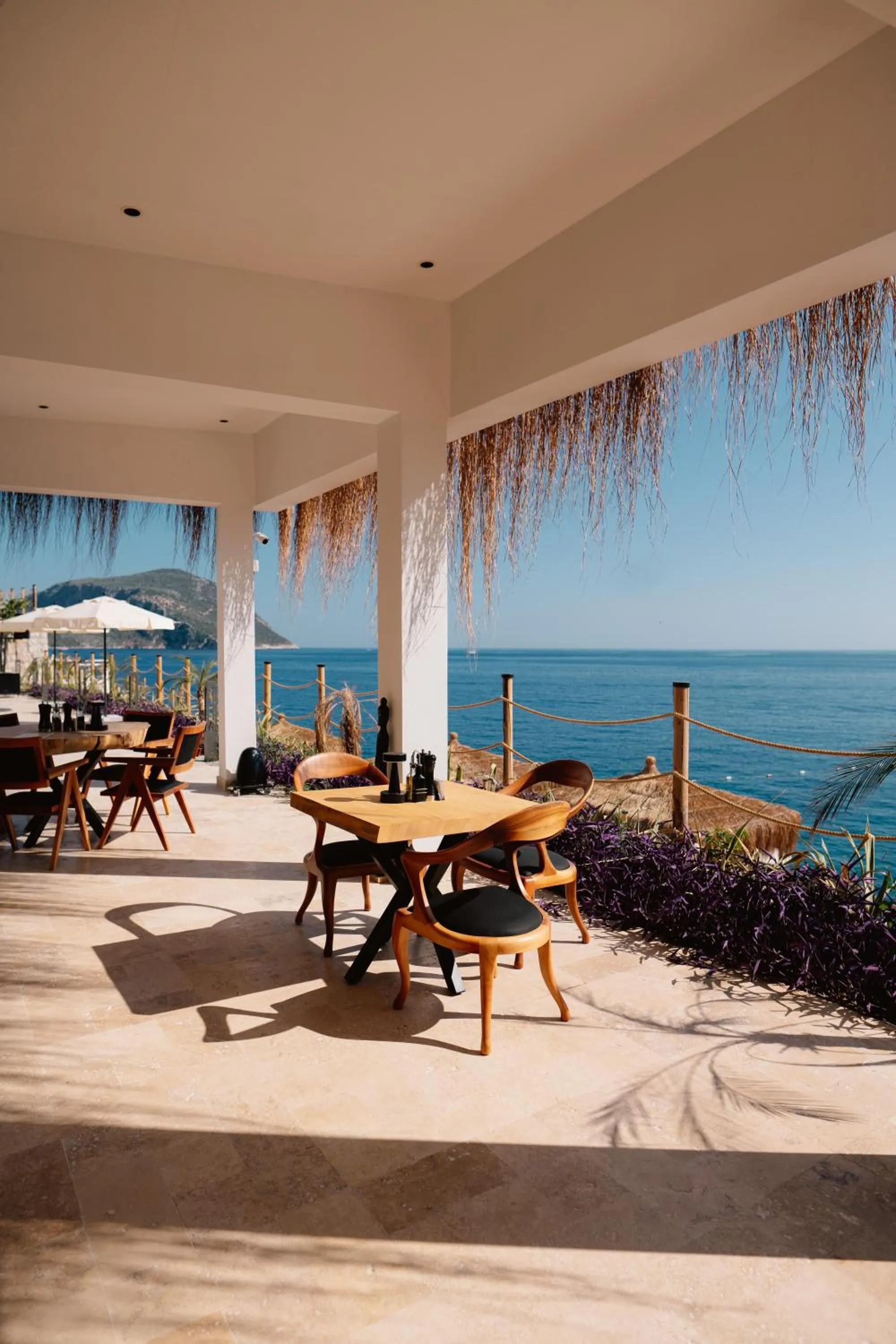 Restaurant/places to eat in Lures Hotel