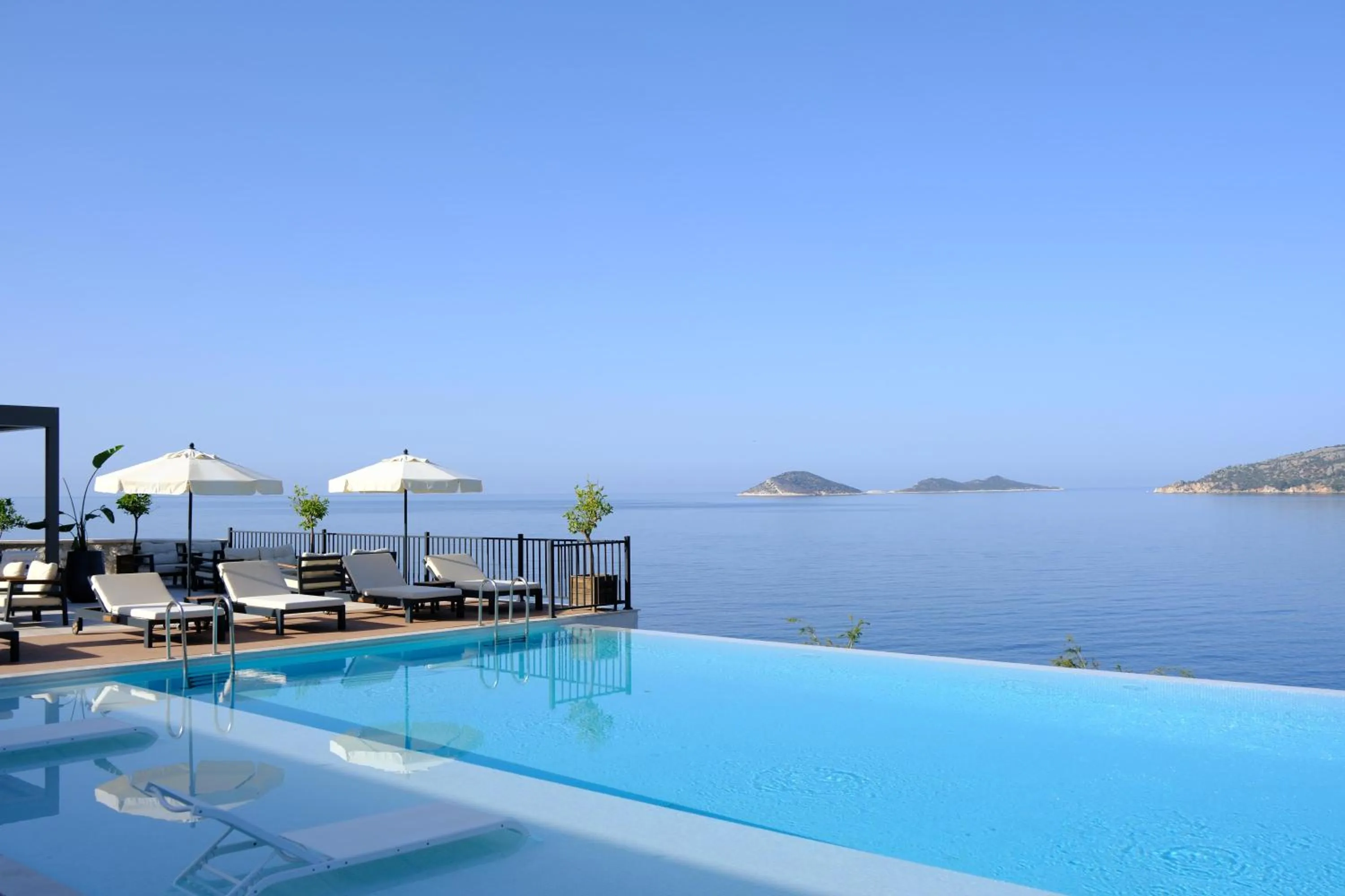 Swimming pool in Lures Hotel